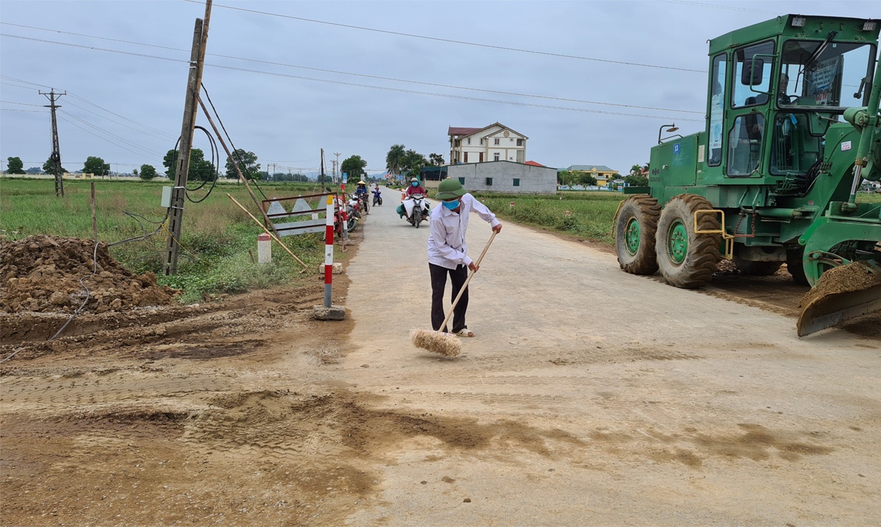 Ở các đầu đường công vụ, cổng công trường, luôn có người làm nhiệm vụ hót dọn đất đá rơi vãi nhằm đảm bảo vệ sinh môi trường.