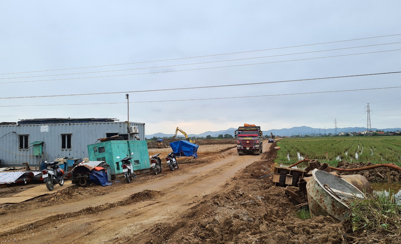 Hệ thống đường công vụ ở nhiều gói đã cơ bản hoàn thành giúp cho việc vận chuyển vật liệu thuận lợi hơn. Hạn chế tối đa ảnh hưởng đến người dân.