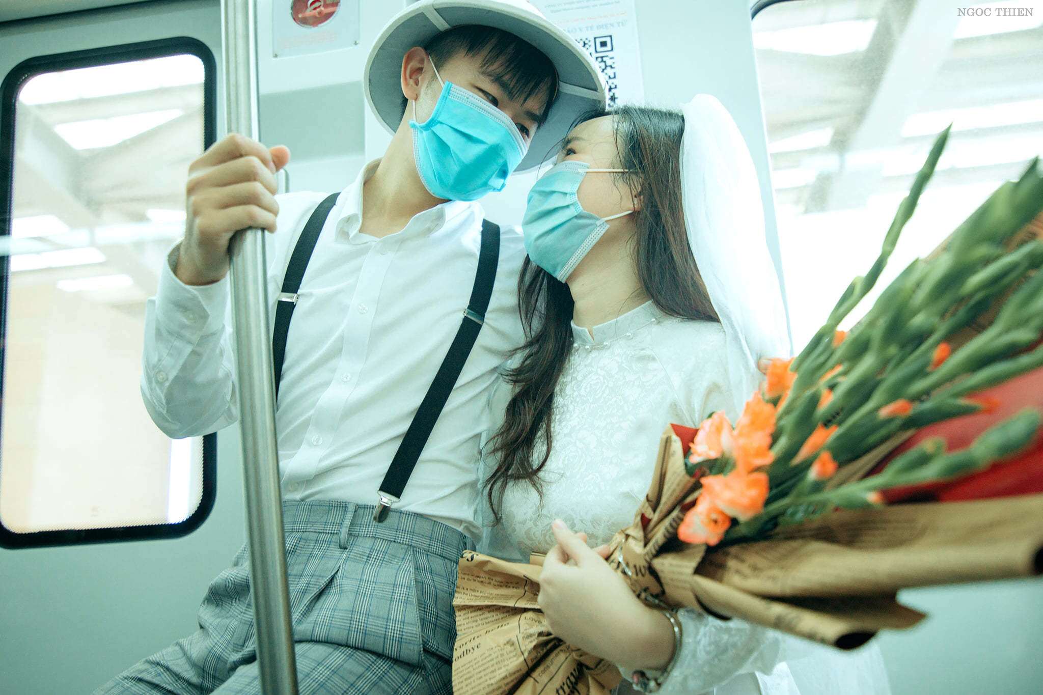 Chụp bộ ảnh kỷ niệm  ngay trong trạng th&aacute;i "b&igrave;nh thường mới", dường như họ muốn vượt qua những kh&oacute; khăn do dịch bệnh.