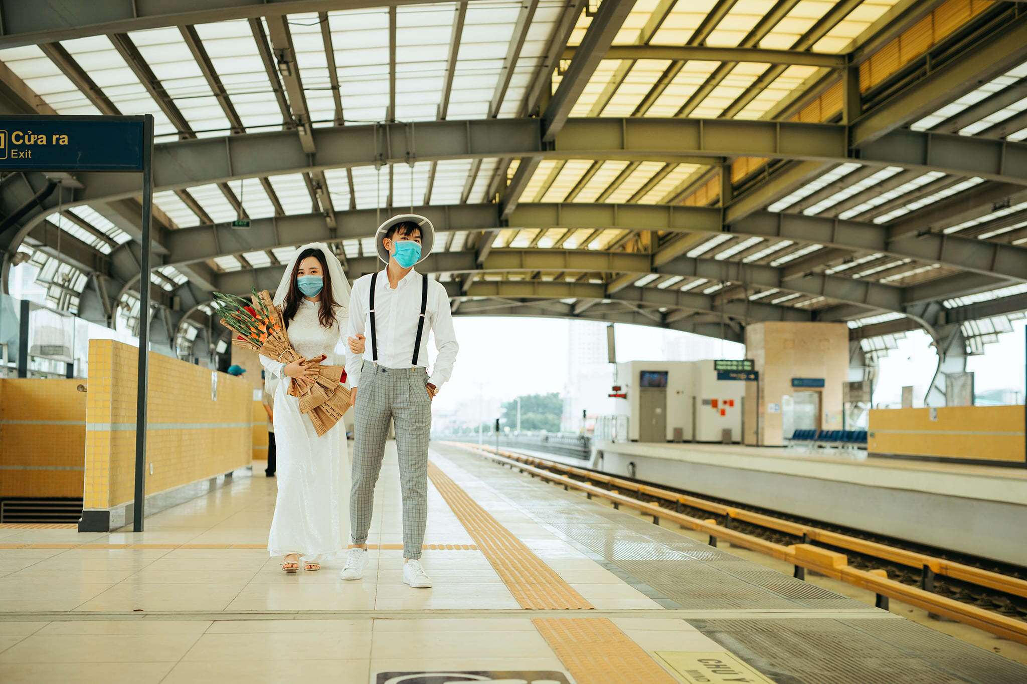 Nhiếp ảnh gia kh&eacute;o l&eacute;o kết hợp c&aacute;i cũ th&ocirc;ng qua trang phục v&agrave; c&aacute;i mới l&agrave; h&igrave;nh ảnh tuyến đường sắt tr&ecirc;n cao hiện đại, mới mẻ.