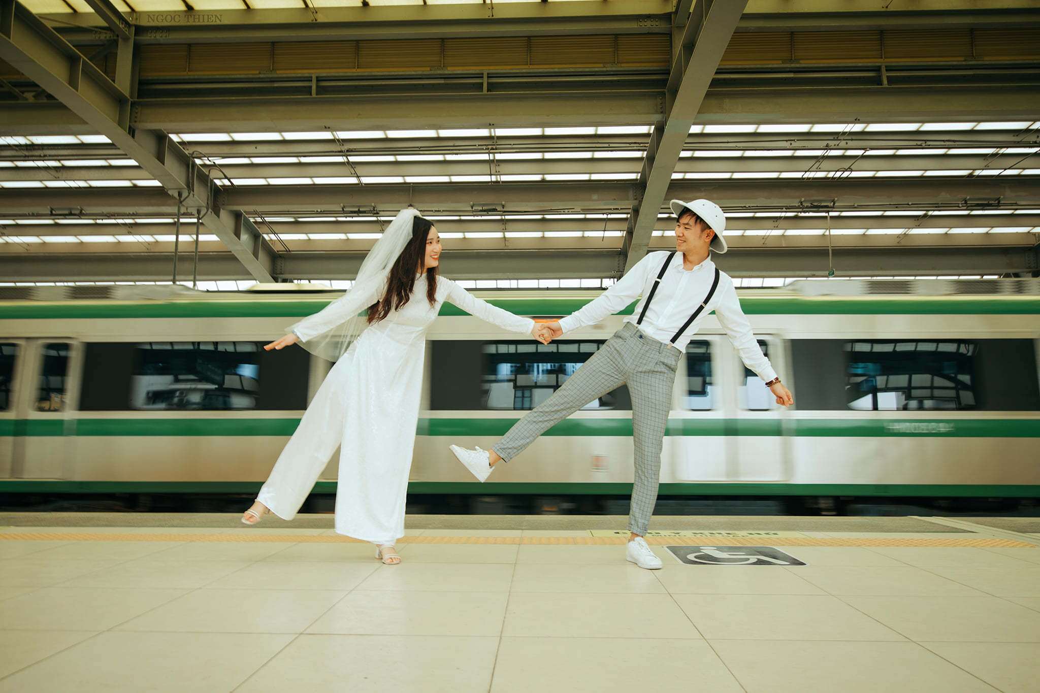 Bộ ảnh cưới với khoảnh khắc hạnh ph&uacute;c ho&agrave; c&ugrave;ng niềm vui chung trong ng&agrave;y đường sắt tr&ecirc;n cao C&aacute;t Linh - H&agrave; Đ&ocirc;ng ch&iacute;nh thức vận h&agrave;nh 6/11.