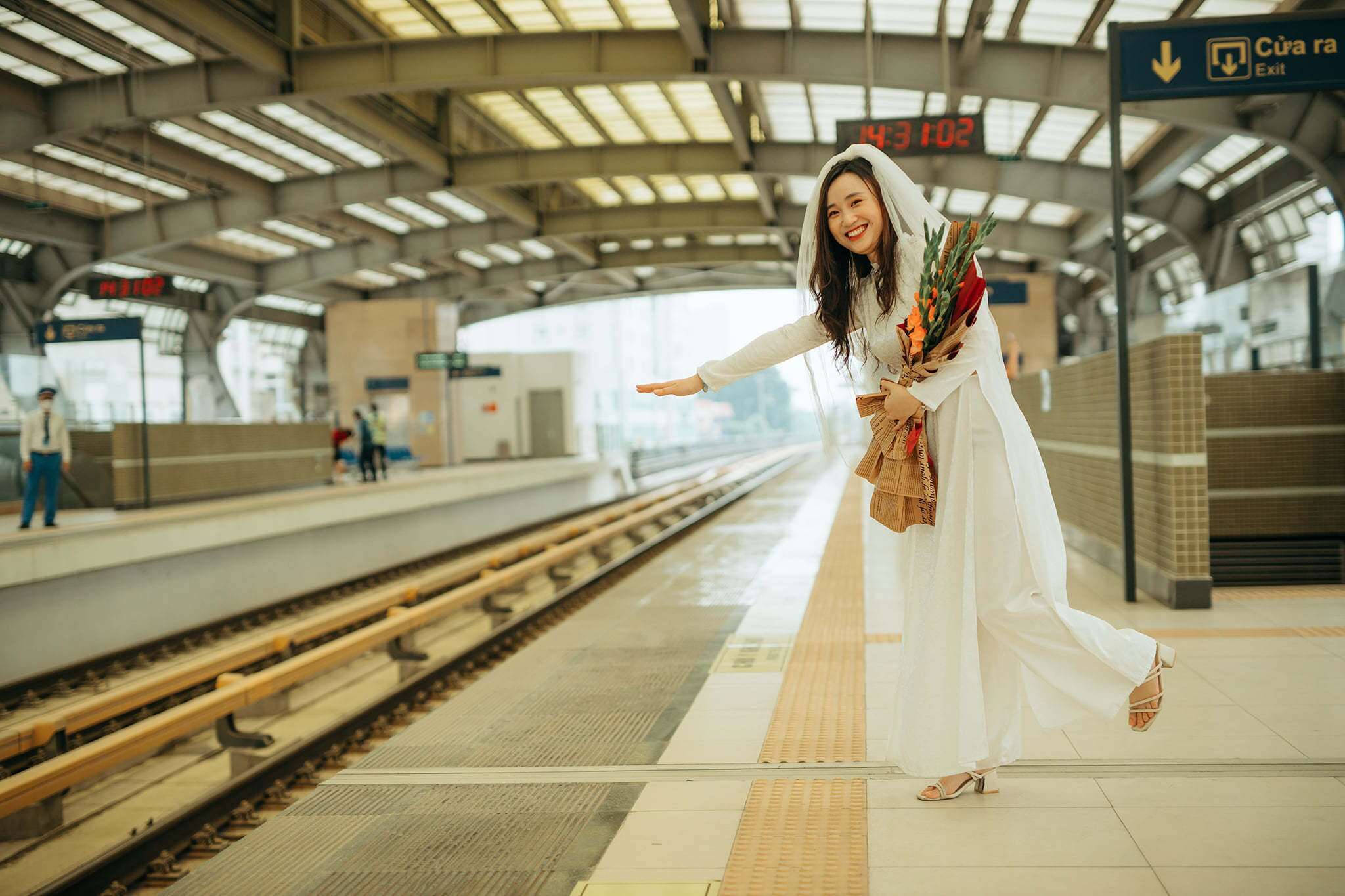 C&ocirc; d&acirc;u xinh đẹp ở khoảnh khắc chờ đ&oacute;n chuyến t&agrave;u