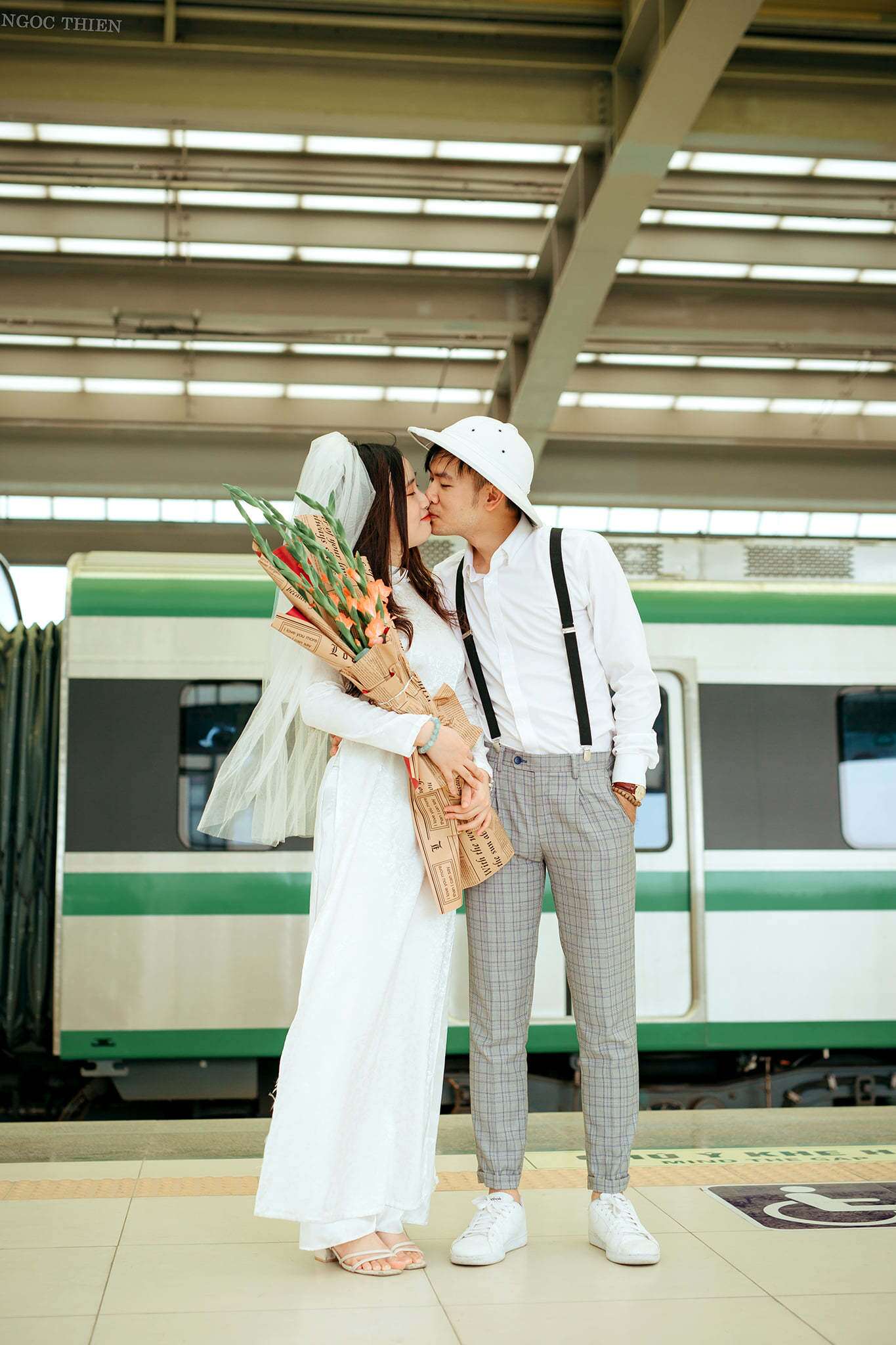 Nụ h&ocirc;n nơi s&acirc;n ga.