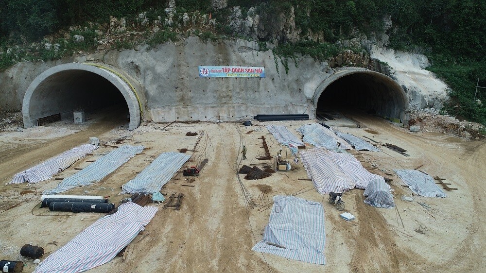Với hạng mục hầm Tam Điệp (d&agrave;i 245m) thuộc g&oacute;i thầu số 10 do Tập đo&agrave;n Sơn Hải đảm nhận, hiện nh&agrave; thầu đ&atilde; đ&agrave;o th&ocirc;ng hai ống hầm v&agrave; thi c&ocirc;ng ho&agrave;n thiện một vỏ hầm b&ecirc;n tr&aacute;i tuyến v&agrave; đang tiếp tục thi c&ocirc;ng vỏ hầm b&ecirc;n phải.