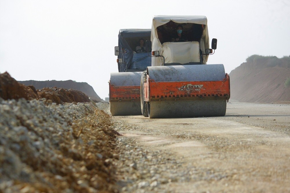 Tại g&oacute;i thầu 10-XL (Km274 +111,86 - Km 289+500) d&agrave;i hơn 14km do li&ecirc;n danh Xu&acirc;n Trường - Sơn Hải phụ tr&aacute;ch đang triển khai lu n&egrave;n nền đường