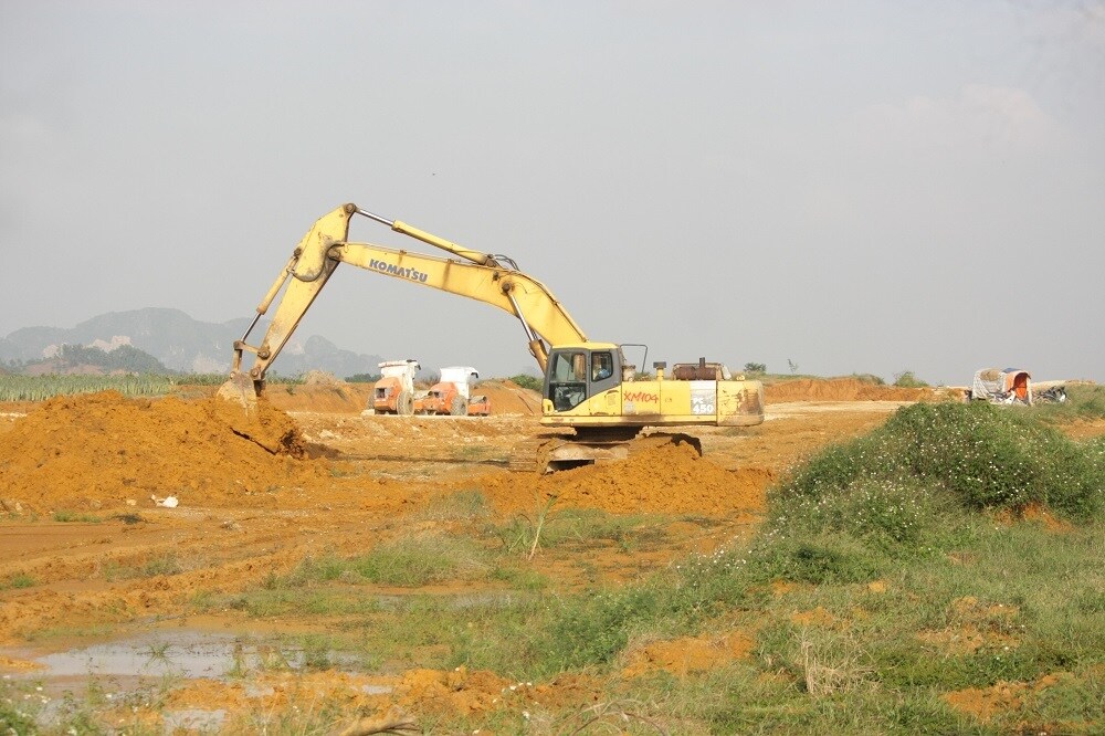 C&ocirc;ng t&aacute;c đắp đất lề đường cũng được triển khai song song