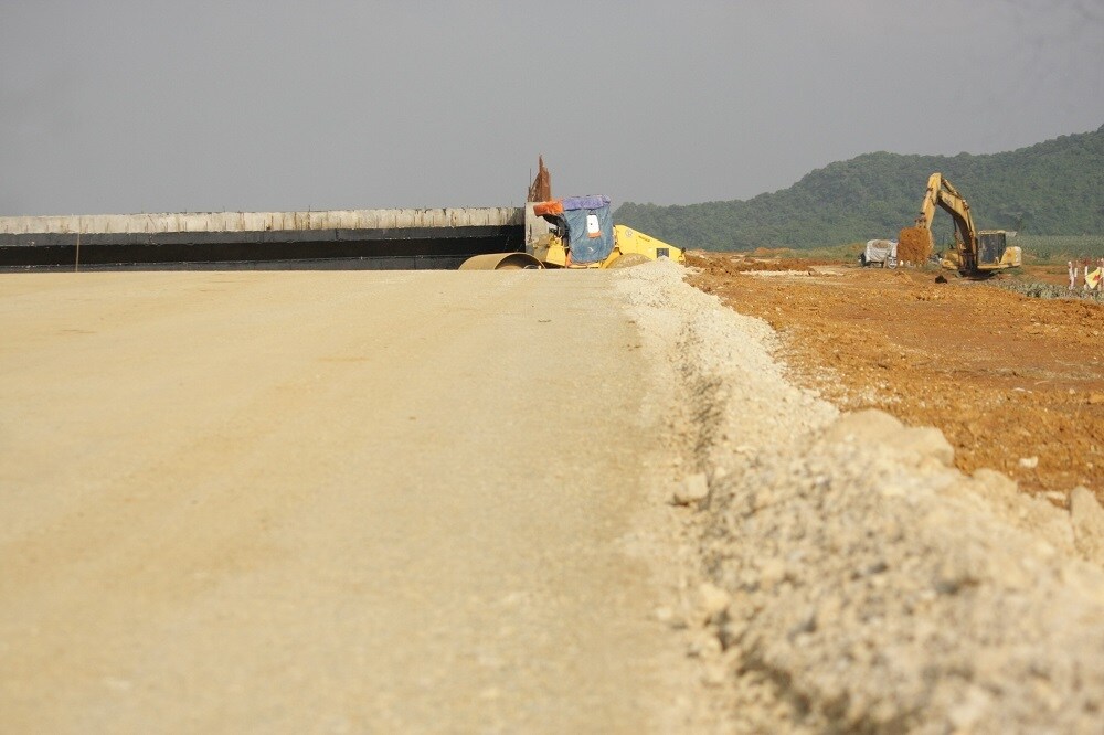 Hiện một số đoạn đường kh&ocirc;ng xử l&yacute; đất yếu thuộc g&oacute;i thầu số 10-XL đ&atilde; được trải lớp đ&aacute; base.