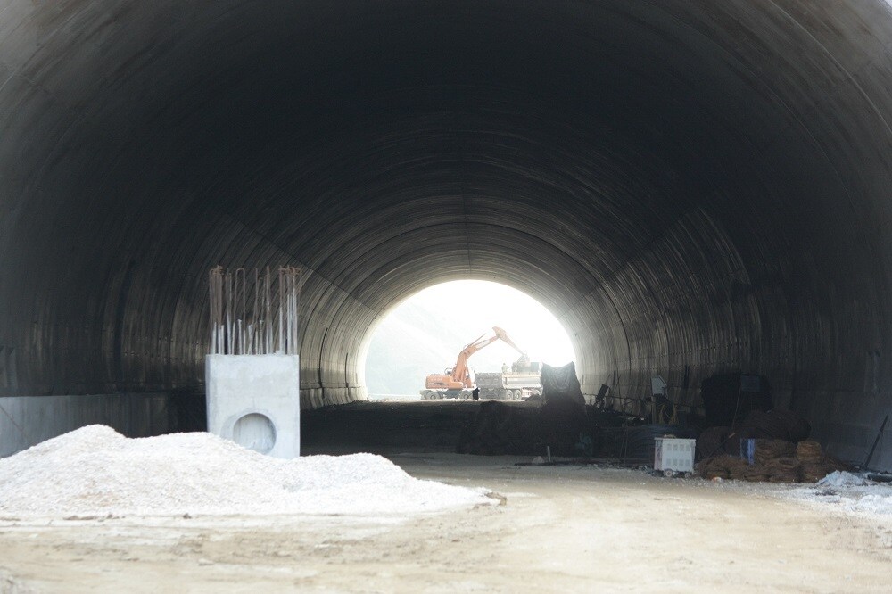 Hầm Tam Điệp nh&aacute;nh tr&aacute;i đ&atilde; được ho&agrave;n thiện vỏ hầm với hầm trần cửa Bắc 2,8m; hầm trần cửa Nam l&agrave; 16m