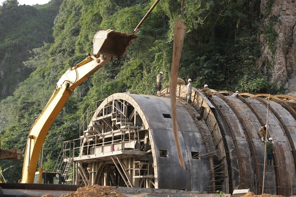 Nh&aacute;nh hầm phải hầm Tam Điệp đang được thi c&ocirc;ng v&aacute;n khu&ocirc;n b&ecirc; t&ocirc;ng hầm trần (vỏ hầm trần)