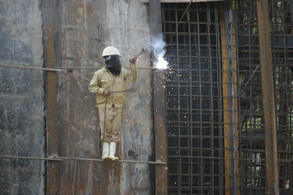 C&ocirc;ng nh&acirc;n thi c&ocirc;ng vỏ hầm trần nh&aacute;nh phải hầm Tam Điệp