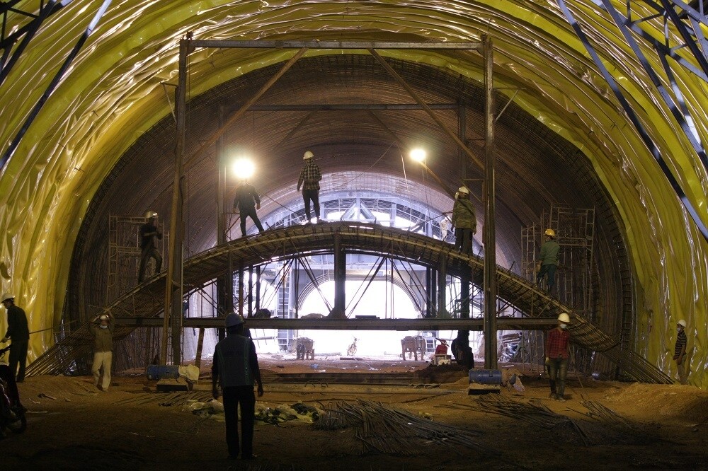 Dự kiến, từ nay đến trước tết Dương lịch, phần vỏ hầm Tam Điệp sẽ được ho&agrave;n thiện v&agrave; sẽ tiếp tục thi c&ocirc;ng hạng mục cơ điện, nền đường.