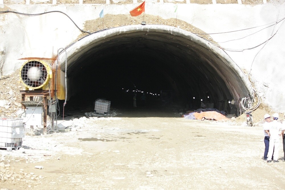 Tại g&oacute;i thầu số 12-XL, hạng mục hầm Thung Thi d&agrave;i 680m l&agrave; một trong những hầm đường bộ phức tạp, với đường k&iacute;nh lớn (15m) đang được Tập đo&agrave;n Đ&egrave;o Cả đẩy nhanh tiến độ