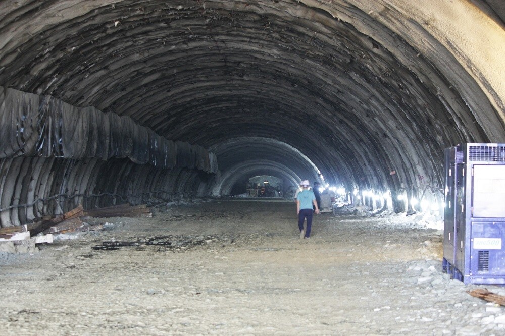 Kỹ sư Nguyễn Tiến Th&agrave;nh, phụ tr&aacute;ch thi c&ocirc;ng hầm cho biết, hiện nh&aacute;nh phải hầm đ&atilde; đ&agrave;o được hơn 600m, nh&aacute;nh tr&aacute;i đ&agrave;o được hơn 400m. Theo tiến độ chi tiết được chấp thuận, nhiều khả năng nh&agrave; thầu sẽ thi c&ocirc;ng th&ocirc;ng hầm vượt tiến độ 3 th&aacute;ng.