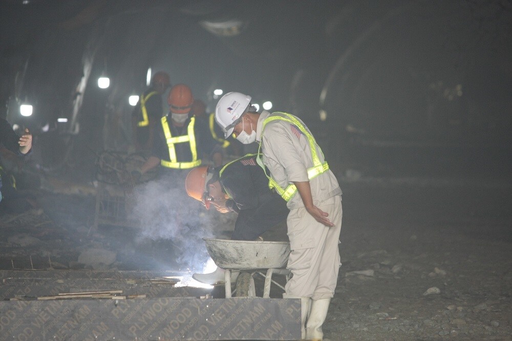 Để đảm bảo an to&agrave;n, Tập đo&agrave;n Đ&egrave;o Cả đ&atilde; đưa c&aacute;c thiết bị quan trắc tự động bằng m&aacute;y vi t&iacute;nh để quan trắc ứng suất của đ&aacute; n&uacute;i, ứng suất của b&ecirc; t&ocirc;ng phun,&hellip; Hệ thống m&aacute;y ph&aacute;t điện cũng được huy động, tập kết sẵn, đảm bảo việc thi c&ocirc;ng hầm được duy tr&igrave; li&ecirc;n tục trong cả thời điểm mưa b&atilde;o, mất điện.