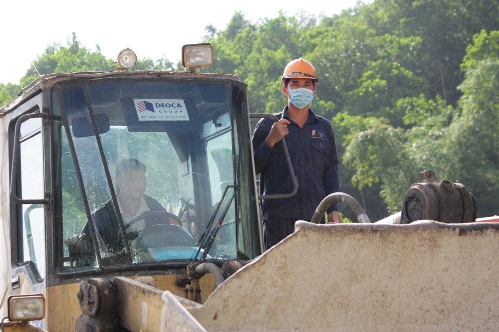 C&ocirc;ng nh&acirc;n l&agrave;m việc tại hầm Thung Thi được duy tr&igrave; 24/7 với 3 ca l&agrave;m việc li&ecirc;n tục (6h - 14h, 14h - 22h, 22h - 6h).