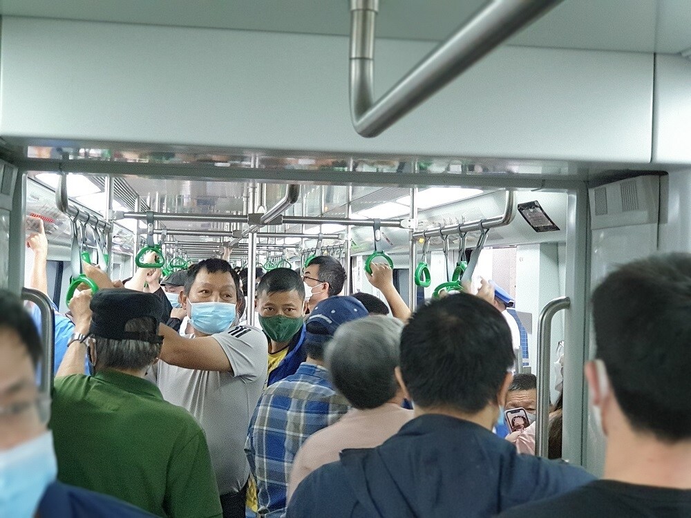 Tại ga C&aacute;t Linh, chuyến t&agrave;u đ&ocirc;ng nghẹt h&agrave;nh kh&aacute;ch chỉ sau 1 ph&uacute;t cập bến.