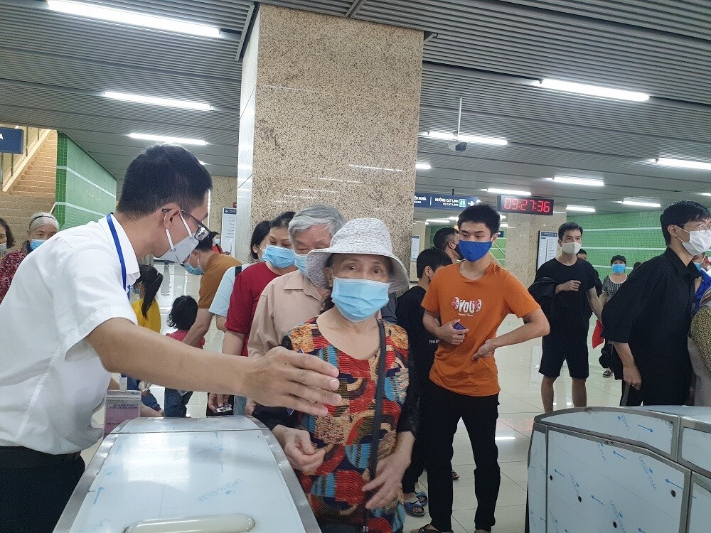 Kết th&uacute;c chuyến h&agrave;nh tr&igrave;nh, người d&acirc;n được c&aacute;c nh&acirc;n vi&ecirc;n tại nh&agrave; ga hướng dẫn c&aacute;ch trả v&eacute; đi t&agrave;u tr&ecirc;n m&aacute;y trước khi ra về.