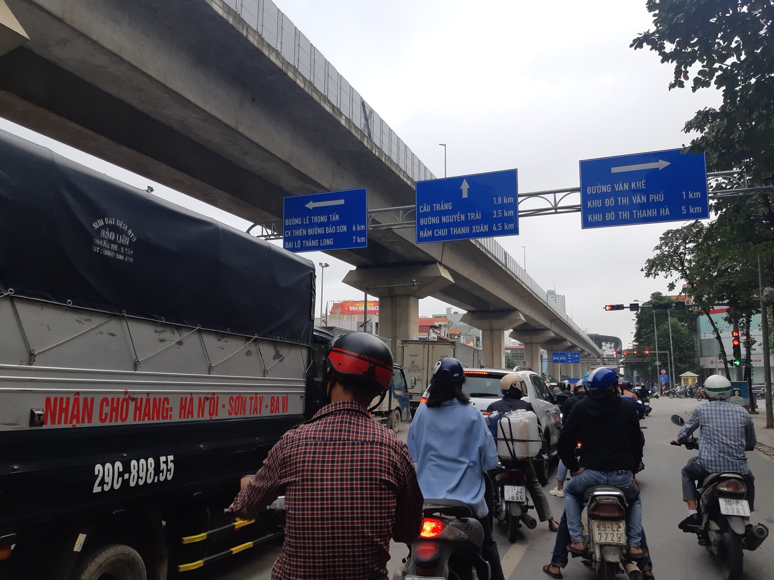 Đ&aacute;ng n&oacute;i, thời điểm so s&aacute;nh l&agrave; s&aacute;ng ng&agrave;y cuối tuần, giao th&ocirc;ng th&ocirc;ng tho&aacute;ng. Ở những ng&agrave;y l&agrave;m việc, đi bằng xe c&aacute; nh&acirc;n sẽ l&acirc;u hơn rất nhiều so với thời gian đi đường sắt tr&ecirc;n cao do phải vượt qua h&agrave;ng loạt "điểm n&oacute;ng" &ugrave;n tắc, lưu lượng phương tiện cao như: Ng&atilde; ba Ba La - Quang Trung, ng&atilde; tư Quang Trung - Văn Ph&uacute;; n&uacute;t giao lệch Vũ Trọng Kh&aacute;nh - Nguyễn Khuyến - Trần Ph&uacute;, c&aacute;c điểm mở quay đầu đoạn trước cổng trường Đại học Khoa học x&atilde; hội v&agrave; Nh&acirc;n văn, số 334 Nguyễn Tr&atilde;i; Ng&atilde; tư Sở, ng&atilde; ba L&aacute;ng - Y&ecirc;n L&atilde;ng&hellip;