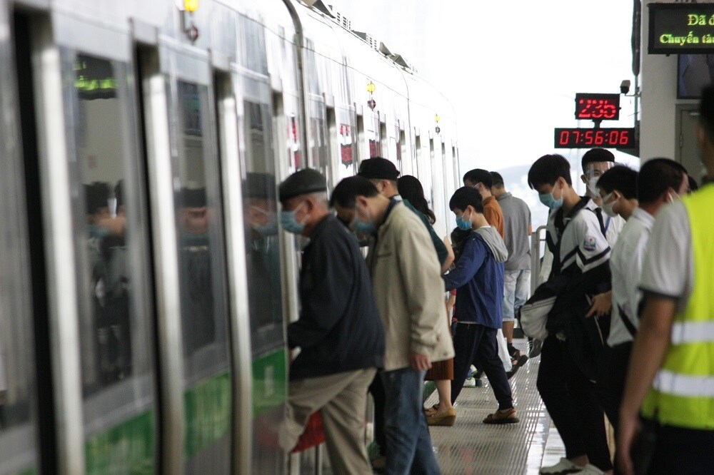 Từ khoảng 7h30 s&aacute;ng ng&agrave;y cuối tuần, hầu hết c&aacute;c nh&agrave; ga đ&atilde; c&oacute; khoảng 20 - 30 h&agrave;nh kh&aacute;ch đến chờ đi t&agrave;u.