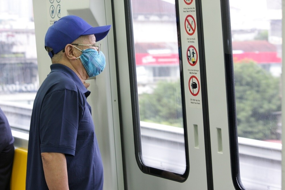 Trải nghiệm tr&ecirc;n chuyến t&agrave;u C&aacute;t Linh - H&agrave; Đ&ocirc;ng từ ga Ph&ugrave;ng Khoang, b&aacute;c Trần Đ&igrave;nh Việt (76 tuổi, sống tại Ph&ugrave;ng Khoang) cho biết, cảm nhận đầu ti&ecirc;n l&agrave; sạch v&agrave; nhanh. "Điều phấn khởi thứ hai l&agrave; từ nay, những chuyến đi xuống nh&agrave; người th&acirc;n tại phường La Kh&ecirc;, H&agrave; Đ&ocirc;ng sẽ thuận lợi hơn rất nhiều so với việc phải di chuyển trong l&agrave;n đường hỗn hợp, đ&ocirc;ng đ&uacute;c phương tiện v&agrave; &ugrave;n tắc", b&aacute;c Việt chia sẻ.