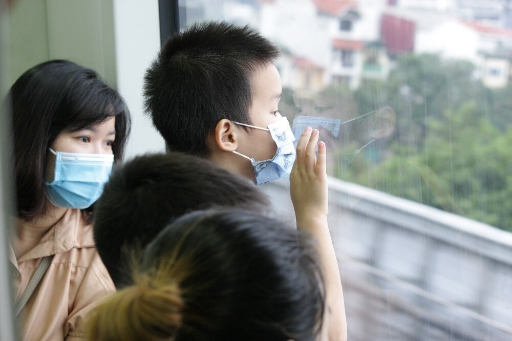 "Mục sở thị" tuyến đường sắt đ&ocirc; thị tr&ecirc;n cao, chị Ng&acirc;n (sống tại quận H&agrave; Đ&ocirc;ng) cũng tỏ ra vui mừng khi từ nay, cung đường về nh&agrave; ngoại tại C&aacute;t Linh được r&uacute;t ngắn chỉ c&ograve;n khoảng 20 ph&uacute;t thay v&igrave; phải "lặn lội" 30 ph&uacute;t (giờ thấp điểm) v&agrave; 40 ph&uacute;t (giờ cao điểm) để về nh&agrave; mẹ đẻ như trước.