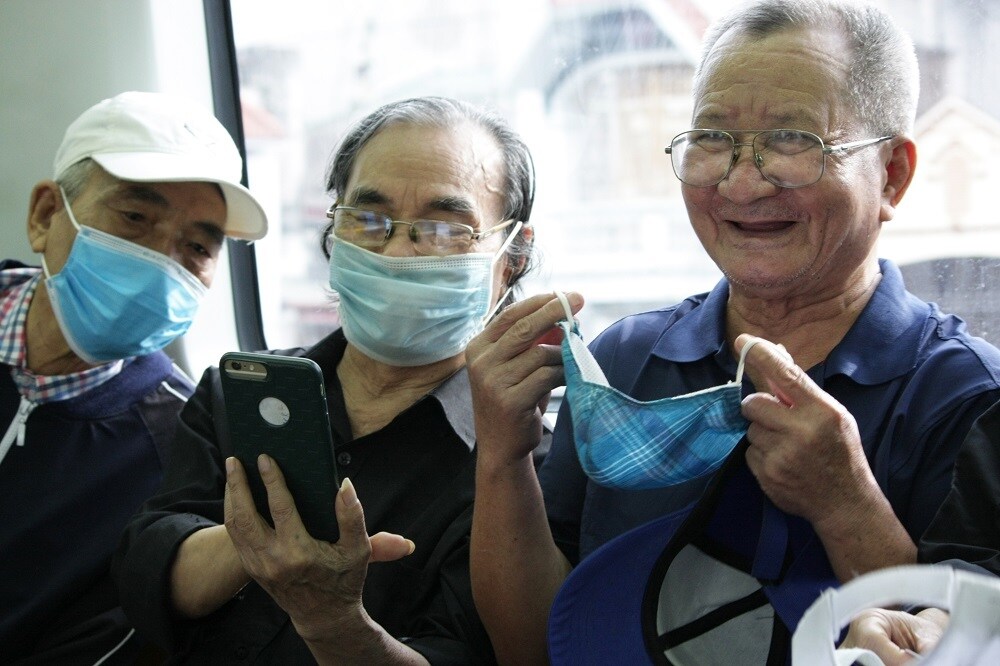 Hầu hết c&aacute;c h&agrave;nh kh&aacute;ch đều rất phấn khởi v&agrave; tranh thủ lưu lại kỷ niệm tr&ecirc;n chuyến t&agrave;u tr&ecirc;n cao đầu ti&ecirc;n của bản th&acirc;n.