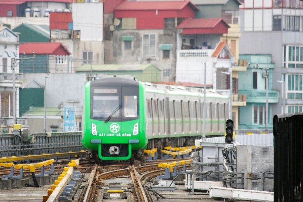S&aacute;ng nay (7/11), ng&agrave;y thứ hai hoạt động, phục vụ miễn ph&iacute; người d&acirc;n, c&aacute;c chuyến t&agrave;u đường sắt C&aacute;t Linh - H&agrave; Đ&ocirc;ng vẫn thu h&uacute;t h&agrave;ng ngh&igrave;n lượt h&agrave;nh kh&aacute;ch đến trải nghiệm.