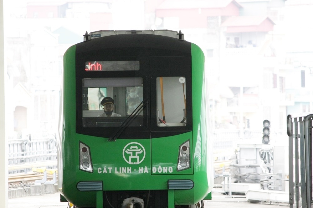 Ghi nhận của PV tr&ecirc;n chuyến t&agrave;u khởi h&agrave;nh tại ga Y&ecirc;n Nghĩa l&uacute;c 8h s&aacute;ng 7/11, hiện tại, thời gian di chuyển to&agrave;n tuyến đường sắt đ&ocirc; thị C&aacute;t Linh - H&agrave; Đ&ocirc;ng khoảng 23 ph&uacute;t. Thời gian dừng chờ của c&aacute;c chuyến t&agrave;u ở c&aacute;c ga đầu cuối l&agrave; 3 ph&uacute;t, thời gian dừng đ&oacute;n, trả kh&aacute;ch tại c&aacute;c ga giữa tuyến khoảng 25 gi&acirc;y. Thời gian di chuyển giữa hai ga liền kề nhau khoảng 1 ph&uacute;t 40 gi&acirc;y. Tần suất chạy t&agrave;u khoảng 10 - 12 ph&uacute;t/chuyến.