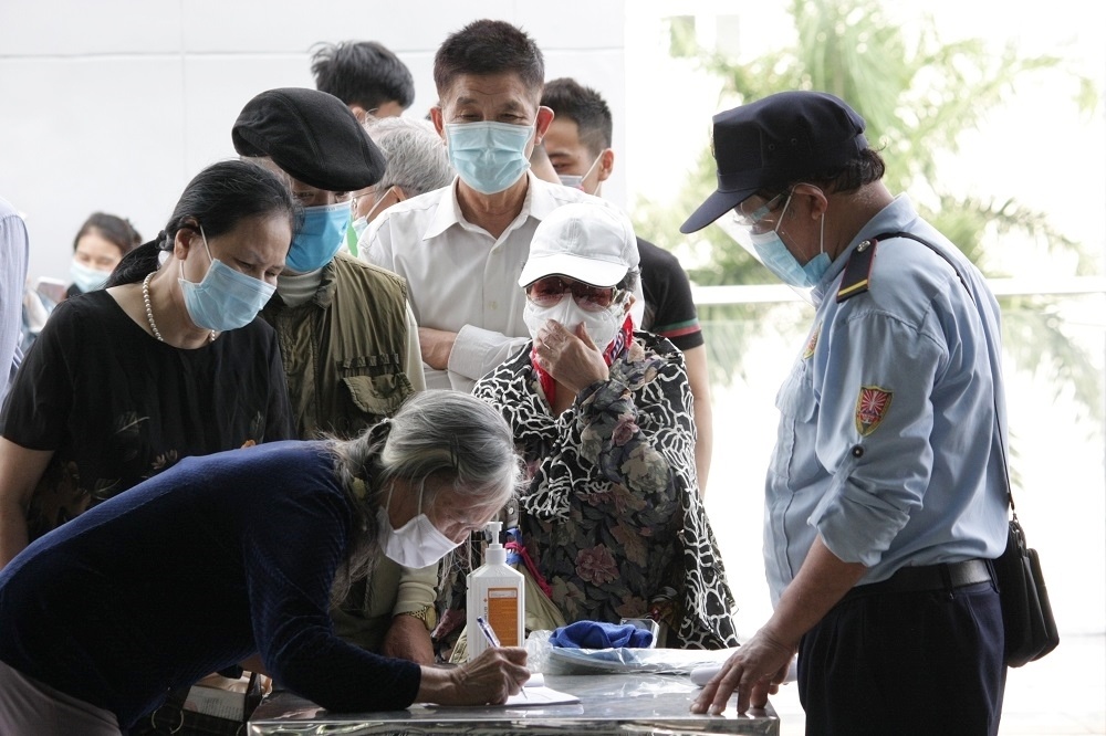 Hiện tại, trước khi tham gia trải nghiệm đường sắt C&aacute;t Linh - H&agrave; Đ&ocirc;ng, h&agrave;nh kh&aacute;ch vẫn phải thực hiện khai b&aacute;o y tế, đo th&acirc;n nhiệt,..