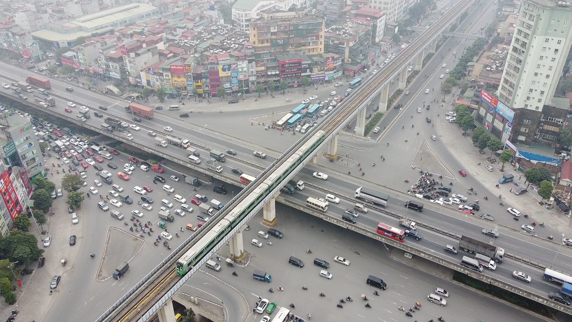 Theo thống k&ecirc; của C&ocirc;ng ty TNHH MTV Đường sắt đ&ocirc; thị H&agrave; Nội, trong ng&agrave;y đầu ti&ecirc;n hoạt động (6/11), tuyến đường sắt C&aacute;t Linh - H&agrave; Đ&ocirc;ng đ&atilde; vận h&agrave;nh 109 chuyến t&agrave;u trong khung từ 8 - 22h, phục vụ gần 25.700 lượt h&agrave;nh kh&aacute;ch. Dự kiến, khi được ch&iacute;nh thức đưa v&agrave;o khai th&aacute;c thương mại, tuyến đường sắt n&agrave;y sẽ hoạt động tần suất 6 ph&uacute;t/chuyến với sức chở tối đa 960 người/đo&agrave;n.