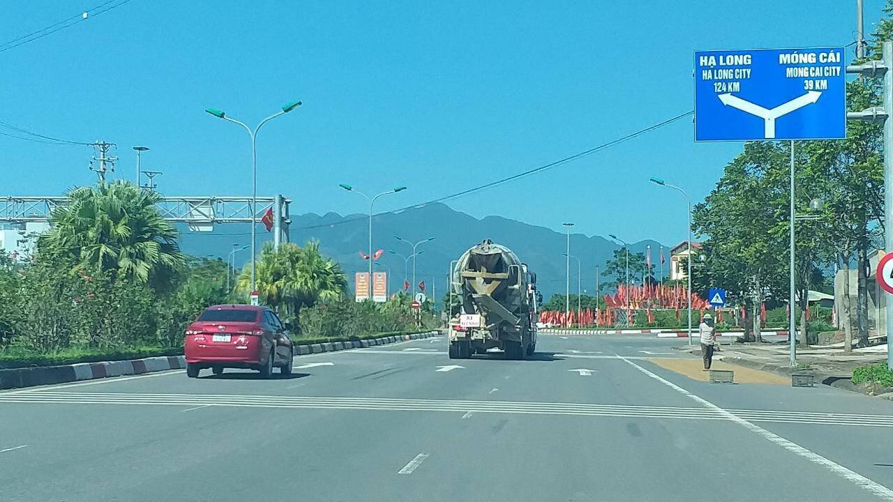 Đường nối từ QL18A v&agrave;o KCN cảng biển Hải H&agrave; ở đoạn đầu rộng 51m c&oacute; dải ph&acirc;n c&aacute;ch ở giữa, đường rộng r&atilde;i v&agrave; bằng phẳng, đi lại rất thuận tiện