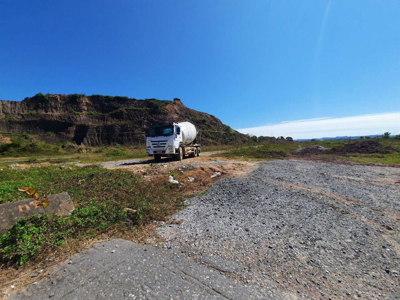"Ng&agrave;y ng&agrave;y, tuyến đường c&oacute; rất đ&ocirc;ng phương tiện, nhất l&agrave; xe container, xe bồn, xe chở vật liệu san lấp mặt bằng&hellip; chạy qua. Đ&atilde; c&oacute; kh&ocirc;ng &iacute;t vụ va quệt xảy ra giữa c&aacute;c phương tiện v&agrave; t&igrave;nh trạng người điều khiển xe m&aacute;y tự ng&atilde; cũng xảy ra thường xuy&ecirc;n tr&ecirc;n tuyến đường n&agrave;y", chị T&aacute;m cho hay