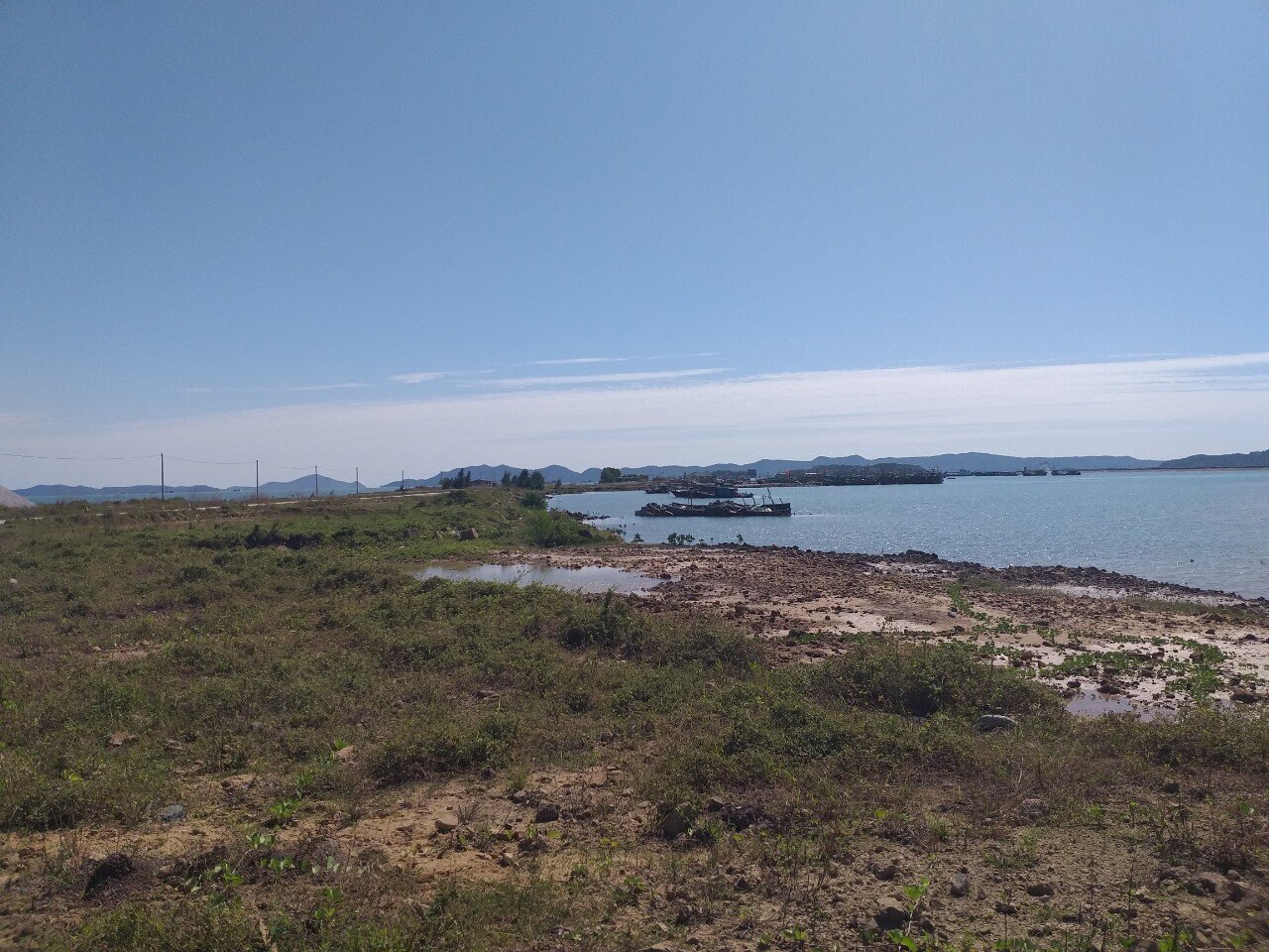 "Nhưng hiện nay, trong kế hoạch vốn giai đoạn 2021-2025 vẫn kh&ocirc;ng thấy ghi vốn cho đoạn đường n&agrave;y. Tới đ&acirc;y, huyện sẽ tiếp tục kiến nghị để t&igrave;m nguồn n&acirc;ng cấp tuyến đường n&agrave;y để phục vụ ph&aacute;t triển kinh tế -x&atilde; hội", vị l&atilde;nh đạo cho hay