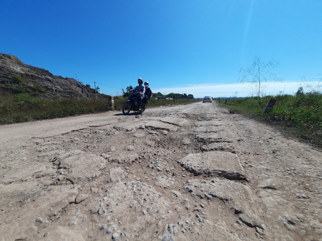 Nằm ở vị tr&iacute; cuối đường nối QL18A qua KCN cảng biển Hải H&agrave; (Quảng Ninh), đoạn đường ra cảng Hải H&agrave; chỉ d&agrave;i gần 2 km từ l&acirc;u đ&atilde; l&agrave; nỗi &aacute;m ảnh đối với người tham gia giao th&ocirc;ng qua khu vực n&agrave;y