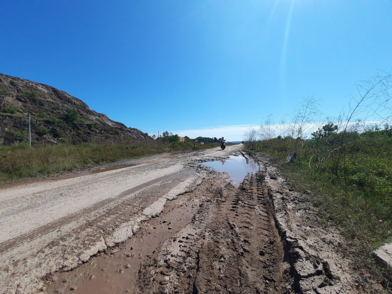 Những "ổ g&agrave;, ổ voi" đầy rẫy tr&ecirc;n tuyến đường. Chị Trần Thị T&aacute;m, người d&acirc;n x&atilde; Quảng Minh, huyện Hải H&agrave; cho biết: "Tuyến đường ng&agrave;y nắng th&igrave; đường bụi m&ugrave; mịt, ng&agrave;y mưa th&igrave; lầy lội"