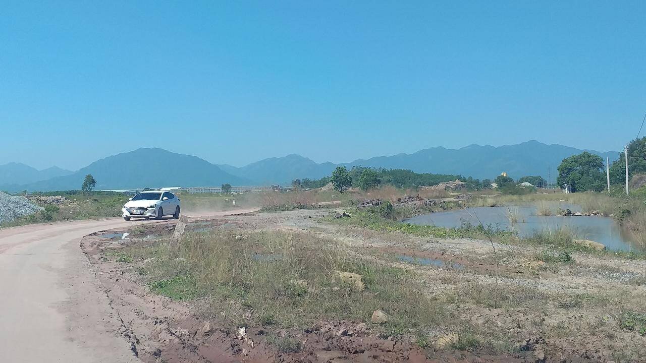 Một l&atilde;nh đạo Ph&ograve;ng Kinh tế - hạ tầng thuộc UBND huyện Hải H&agrave; (Quảng Ninh) cho biết: Tuyến đường đấu nối từ QL18A v&agrave;o KCN cảng biển Hải H&agrave; do Ban Quản l&yacute; Khu kinh tế tỉnh l&agrave;m chủ đầu tư. Trước thực trạng tuyến đường ra cảng gần như bị bỏ hoang đoạn cuối, UBND huyện Hải H&agrave; đ&atilde; nhiều lần kiến nghị tỉnh bố tr&iacute; nguồn vốn đầu tư c&ocirc;ng trung hạn để ho&agrave;n chỉnh tuyến đường phục vụ nhu cầu lưu th&ocirc;ng h&agrave;ng h&oacute;a, đi lại của người d&acirc;n.