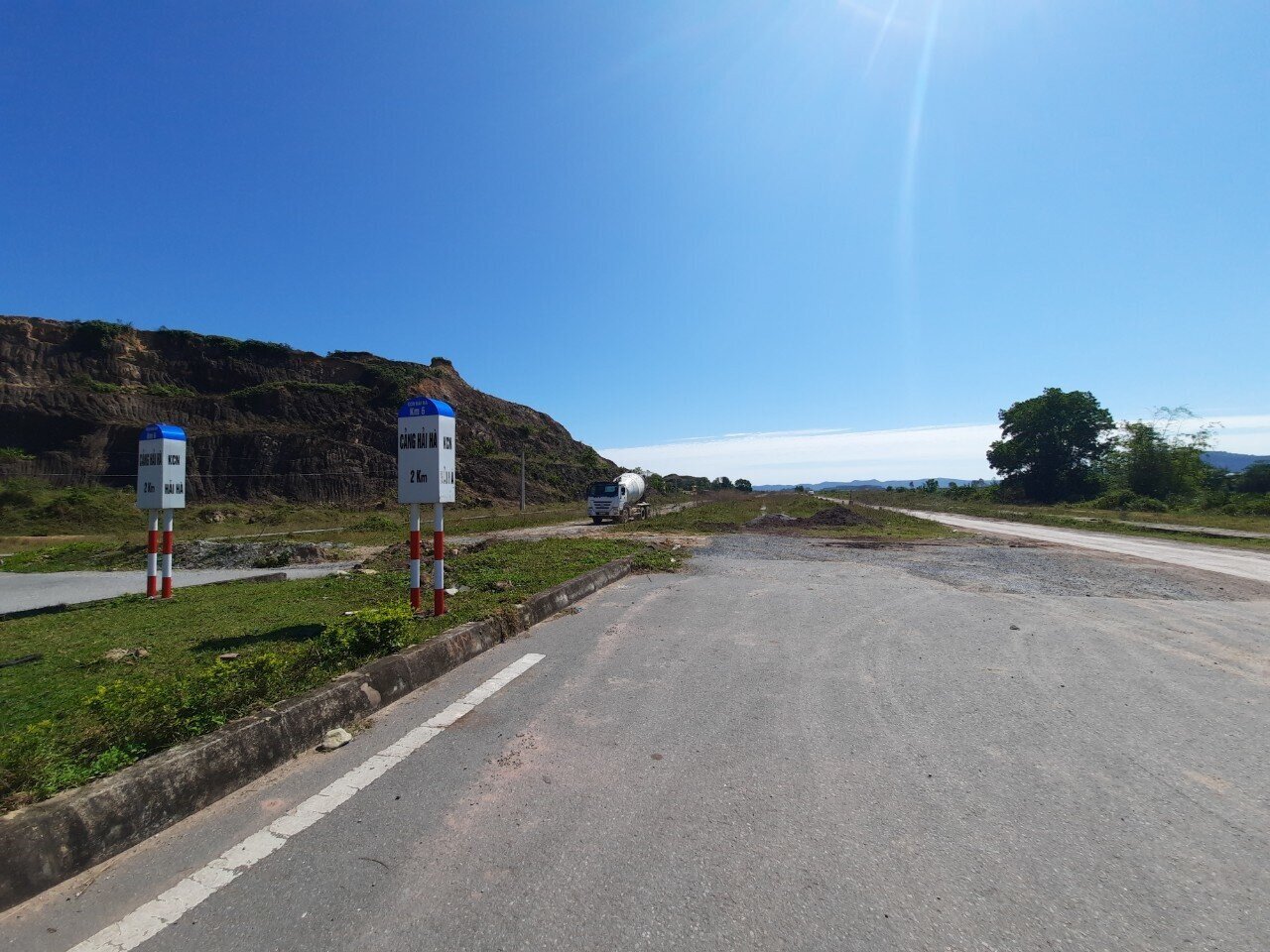 Nhưng đến khu vực ra cảng Hải H&agrave; c&ograve;n 2km th&igrave; tuyến đường đột ngột bị dừng lại m&agrave; kh&ocirc;ng c&oacute; biển b&aacute;o v&agrave; đoạn đường từ chỗ dừng ra cảng biển được gọi l&agrave; "con đường đau khổ"