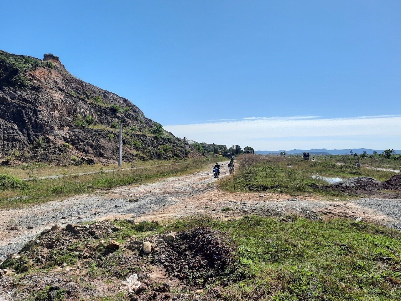 Đ&acirc;y l&agrave; lối xuống khu vực cảng Hải H&agrave;, bến ph&agrave; sang x&atilde; đảo C&aacute;i Chi&ecirc;n. Do đ&oacute;, khi con đường b&ecirc; t&ocirc;ng hư hỏng, kh&oacute; đi lại, địa phương đ&atilde; rải đ&aacute;, tạo một con đường đất chạy song song để xe m&aacute;y, xe th&ocirc; sơ c&oacute; thể l&aacute;ch tạm sang đường đất đi khi cần thiết