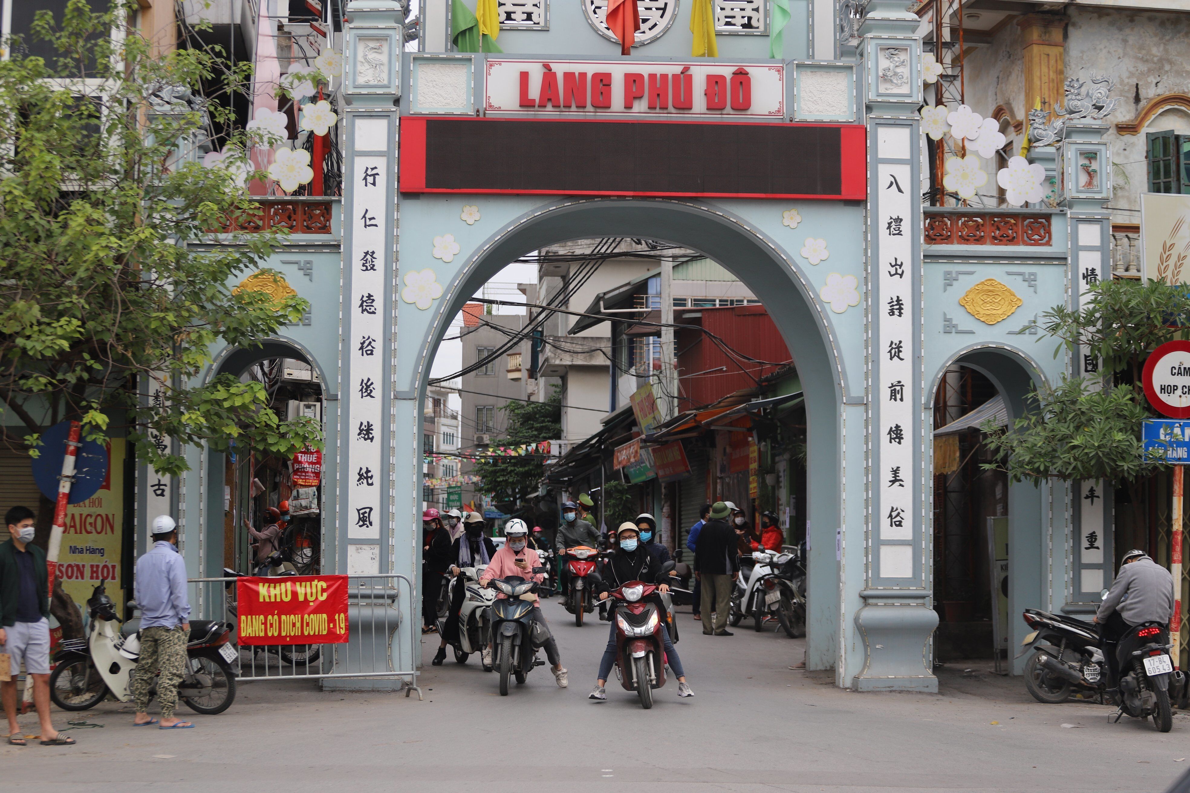 Do diễn biến dịch Covid-19 phức tạp, theo ghi nhận của PV từ s&aacute;ng nay (18/10), tại c&aacute;c lối ra ch&iacute;nh tr&ecirc;n địa b&agrave;n phường Ph&uacute; Đ&ocirc; (quận Nam Từ Li&ecirc;m, TP H&agrave; Nội) đ&atilde; được lực lượng chức năng thiết lập chốt kiểm so&aacute;t người ra v&agrave;o địa b&agrave;n phường.