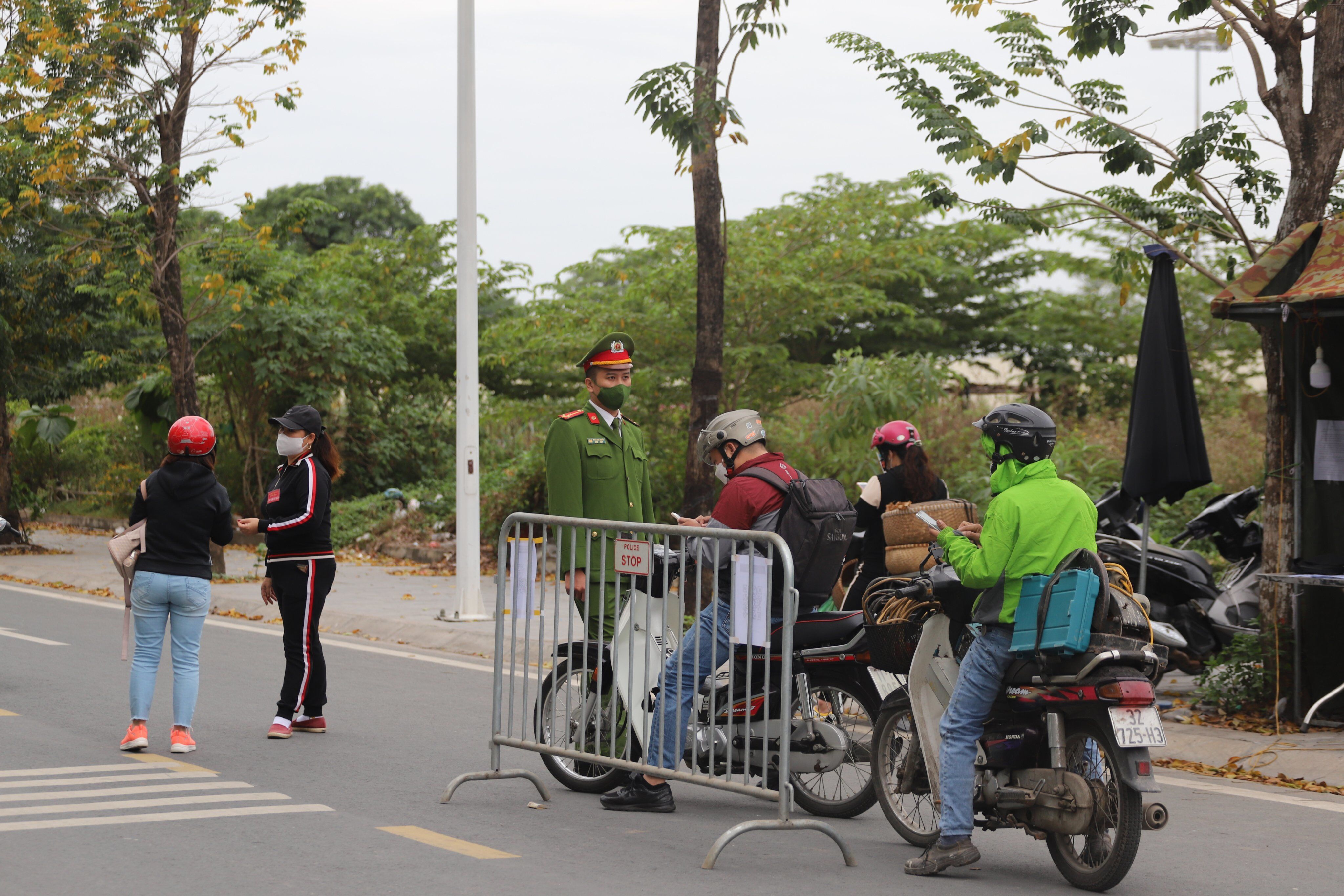Tại số 6 L&ecirc; Quang Đạo, lực lượng chức năng dựng nhiều barie, ph&acirc;n th&agrave;nh 2 luồng để kiểm so&aacute;t người ra, v&agrave;o địa b&agrave;n phường.