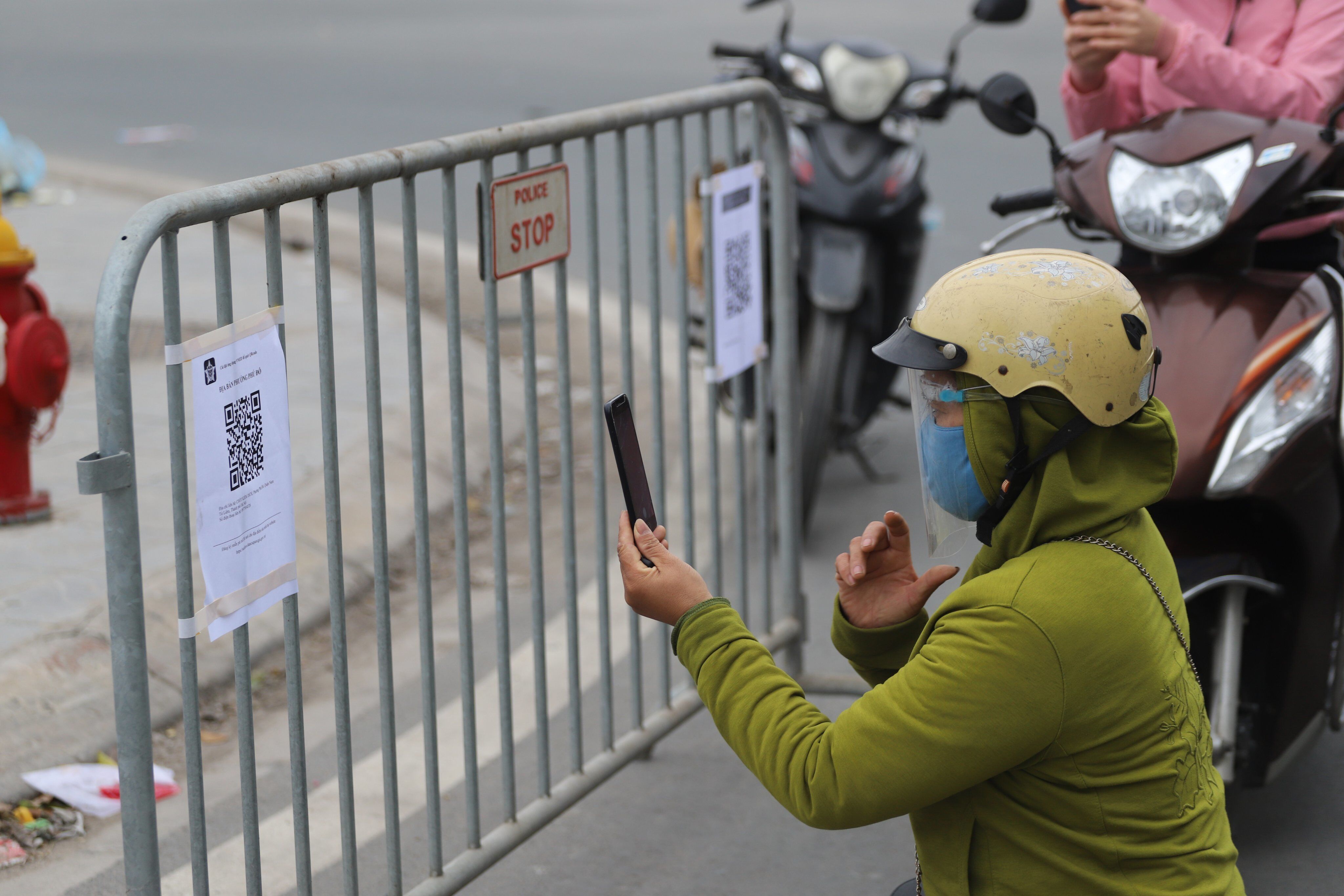 Tất cả người d&acirc;n qua chốt đều được y&ecirc;u cầu qu&eacute;t m&atilde; QR để quản l&yacute;. Trường hợp c&oacute; ghi nhận c&oacute; ca nghi nhiễm, cơ quan chức năng sẽ tiến h&agrave;nh truy vết nhanh ch&oacute;ng.