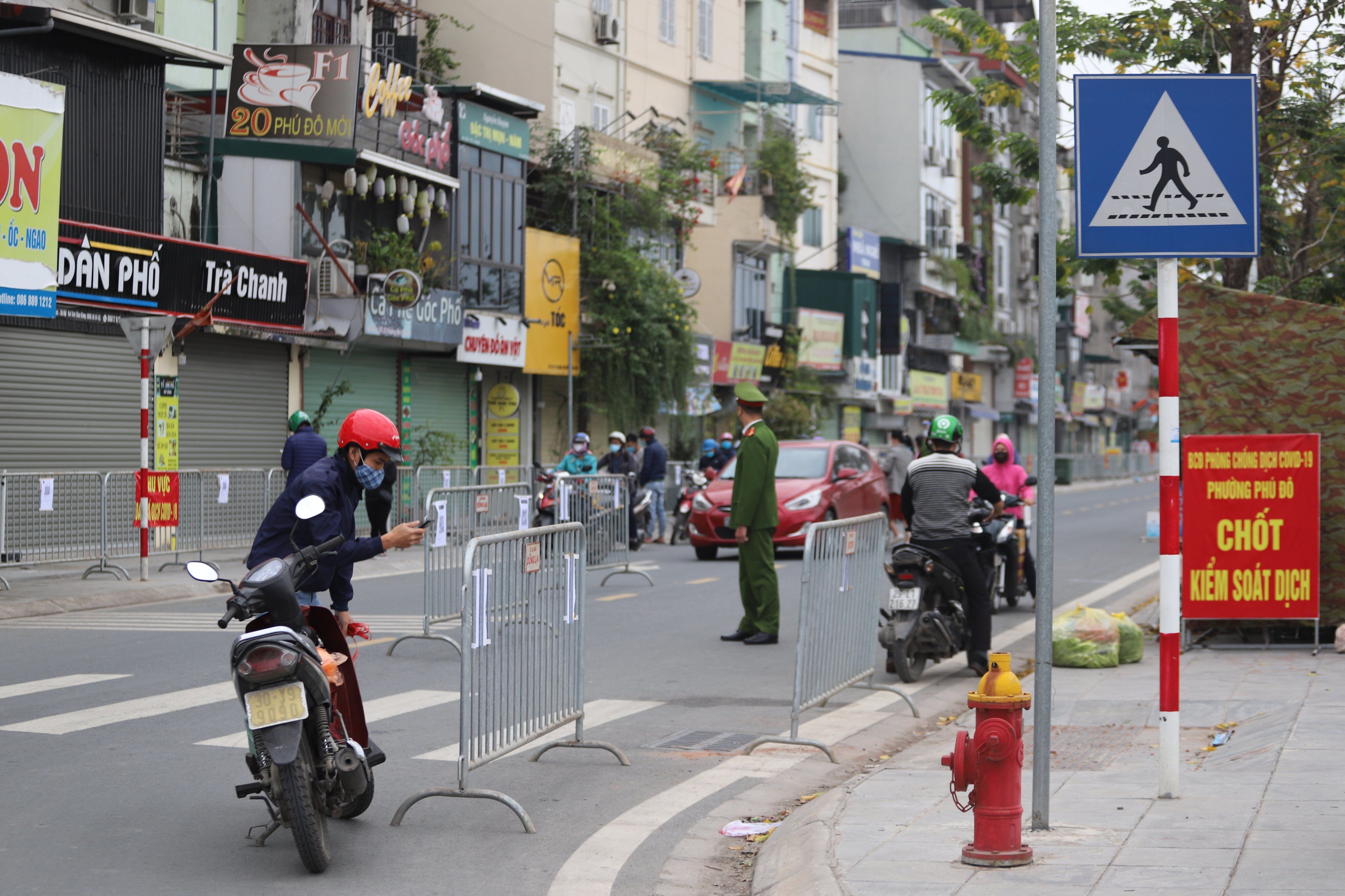 Để tr&aacute;nh hiện tượng &ugrave;n tắc giao th&ocirc;ng, thuận tiện cho người d&acirc;n khai b&aacute;o y tế, C&ocirc;ng an phường Ph&uacute; Đ&ocirc; đ&atilde; d&aacute;n h&agrave;ng chục m&atilde; QR tại c&aacute;c điểm kiểm so&aacute;t.