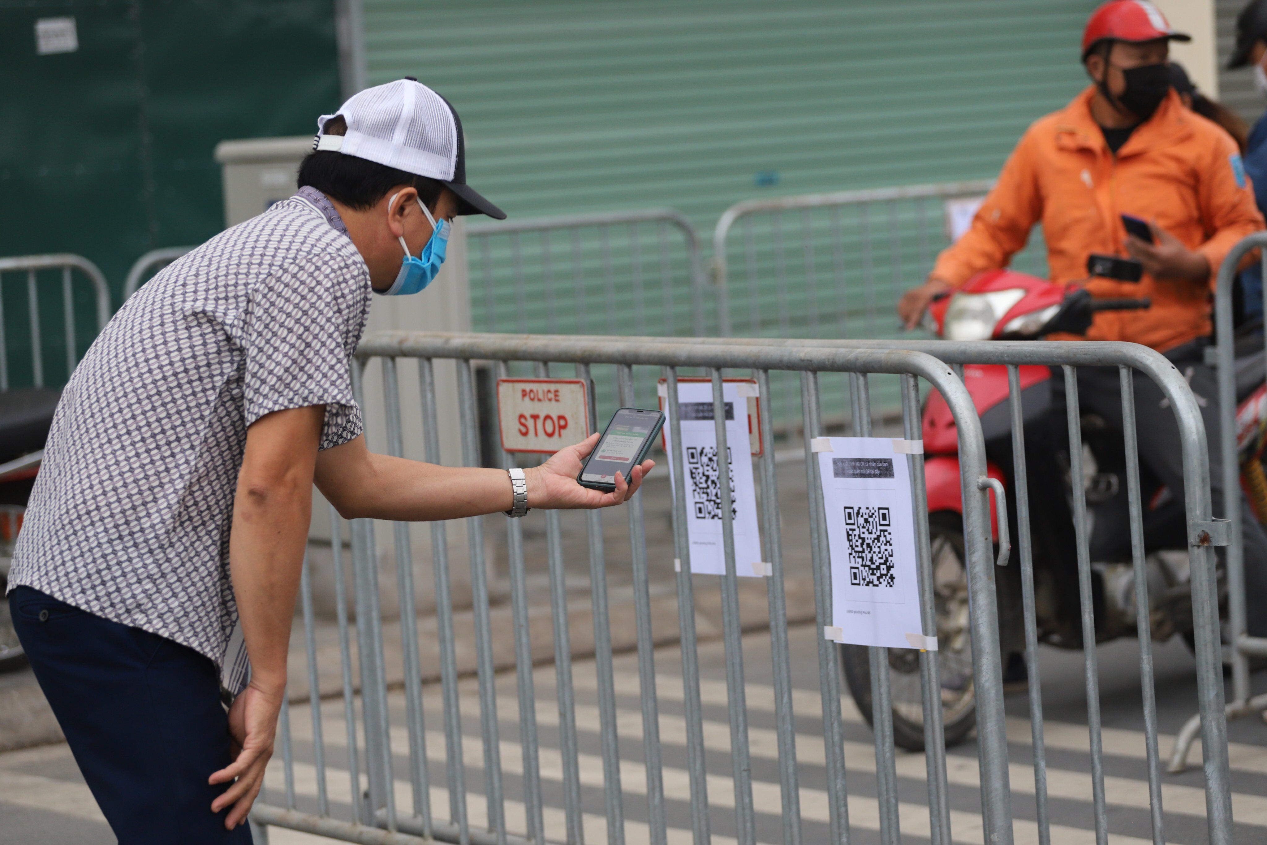 Trung t&acirc;m Kiểm so&aacute;t bệnh tật (CDC) H&agrave; Nội cho biết, t&iacute;nh đến 18h tối 17/11, ổ dịch phường Ph&uacute; Đ&ocirc; từ ng&agrave;y 9/11 đ&atilde; tăng l&ecirc;n 233 ca COVID-19, ph&acirc;n bố tại c&aacute;c quận/huyện: quận Nam Từ Li&ecirc;m (203), Thanh Xu&acirc;n (1), Ho&agrave;ng Mai (8), Đống Đa (1), H&agrave; Đ&ocirc;ng (3), Hai B&agrave; Trưng (3), Gia L&acirc;m (1), Ba Đ&igrave;nh (2), Long Bi&ecirc;n (1), Bắc Từ Li&ecirc;m (3), Ho&agrave;i Đức (2), Cầu Giấy (3) v&agrave; T&acirc;y Hồ (2).