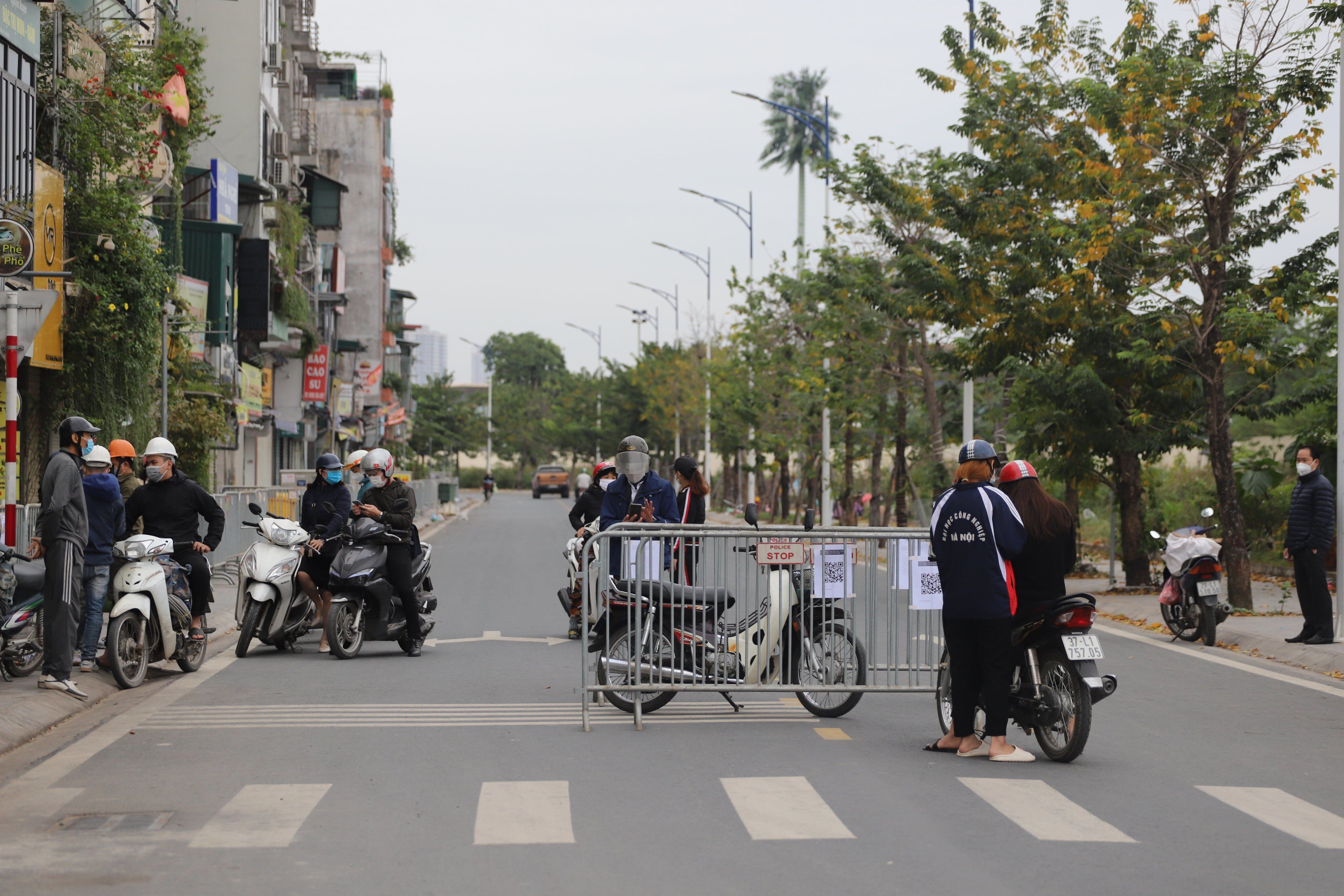 Phường Ph&uacute; Đ&ocirc; l&agrave; khu vực duy nhất tại H&agrave; Nội n&acirc;ng l&ecirc;n cấp độ dịch 4 (m&agrave;u đỏ, nguy cơ rất cao). Ổ dịch phường Ph&uacute; Đ&ocirc; được ph&aacute;t hiện v&agrave;o ng&agrave;y 4 - 5/11 th&ocirc;ng qua x&eacute;t nghiệm những người biểu hiện ho, sốt tới Trạm Y tế phường Ph&uacute; Đ&ocirc; khai b&aacute;o rải r&aacute;c.