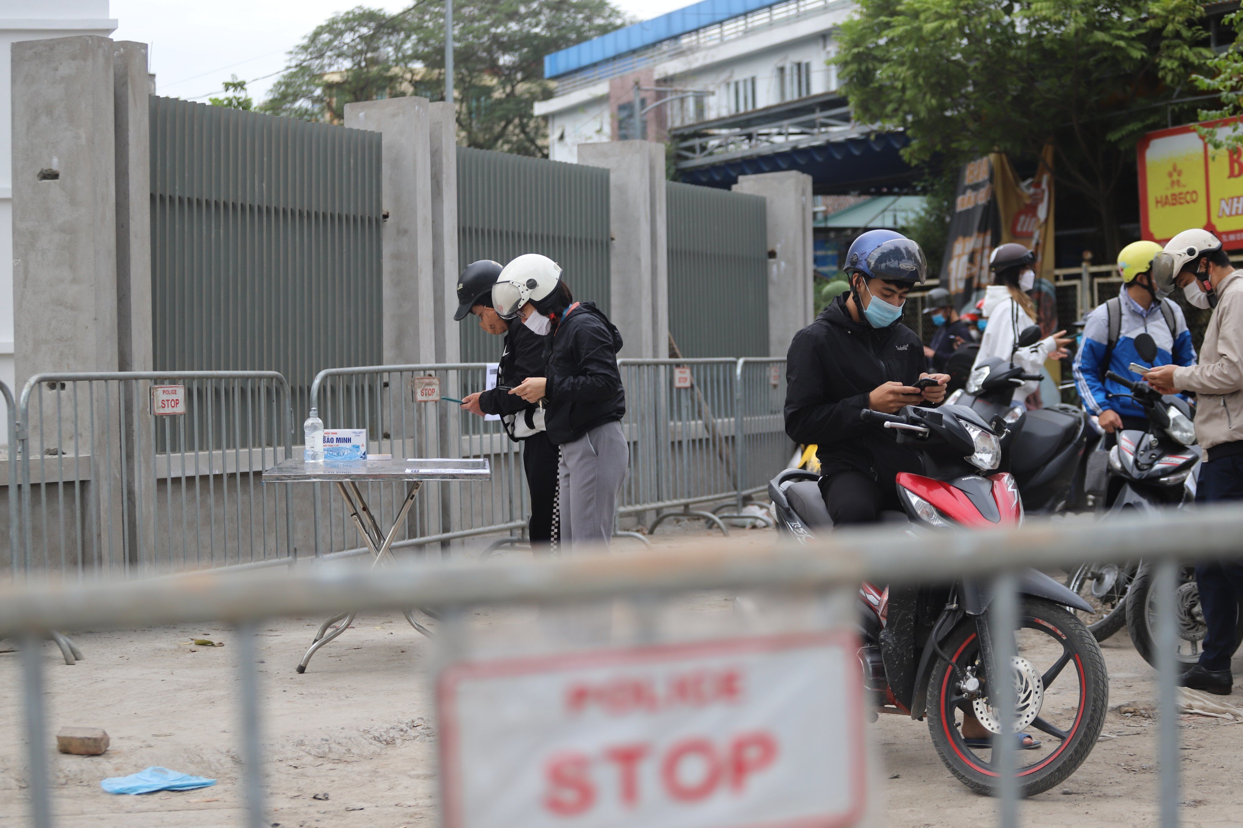 Tại buổi kiểm tra c&ocirc;ng t&aacute;c ph&ograve;ng, chống dịch phường Ph&uacute; Đ&ocirc; chiều 15/11, &ocirc;ng Trần Đức Hoạt, B&iacute; thư quận Nam Từ Li&ecirc;m đề nghị với khu vực phong tỏa, phải kiểm so&aacute;t thật chặt c&aacute;c r&agrave;o chắn, c&aacute;c khu vực c&aacute;ch ly r&otilde; r&agrave;ng tr&aacute;nh trường hợp "chặt b&ecirc;n ngo&agrave;i v&agrave; lỏng b&ecirc;n trong".
Đồng thời, phối hợp tổ chức lực lượng kiểm so&aacute;t li&ecirc;n tục trong khu vực phong tỏa, đẩy mạnh x&eacute;t nghiệm ở tần suất cao hơn nữa để dập dứt điểm ổ dịch.