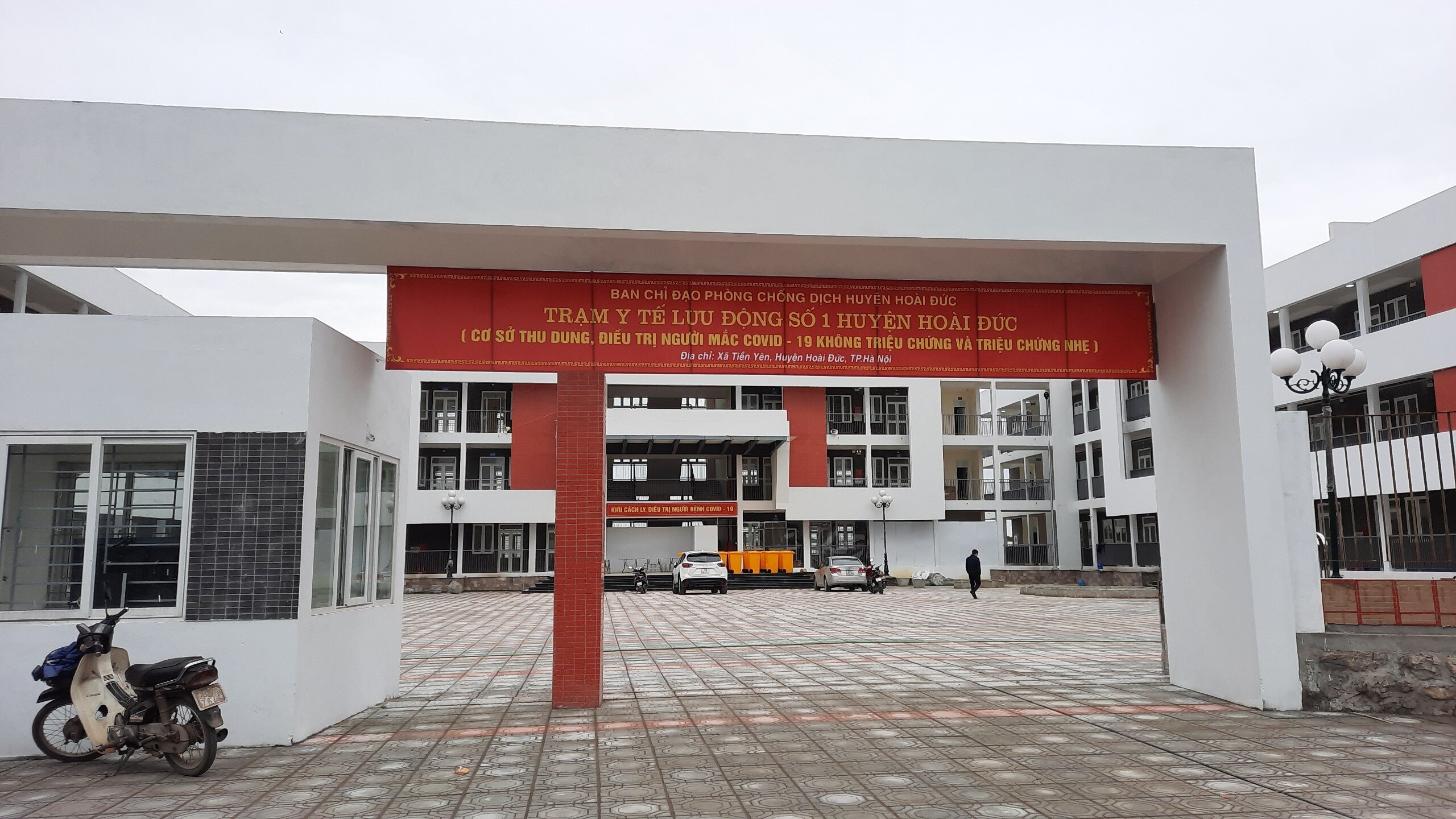 Thực hiện chủ trương th&agrave;nh lập c&aacute;c cơ sở thu dung, điều trị F0 kh&ocirc;ng triệu chứng v&agrave; triệu chứng nhẹ ở c&aacute;c quận, huyện của TP H&agrave; Nội, Ban Chỉ đạo ph&ograve;ng chống dịch Covid-19 huyện Ho&agrave;i Đức đ&atilde; lập Trạm y tế lưu động số 1 tại trường THCS x&atilde; Tiền Y&ecirc;n.
Đ&acirc;y l&agrave; một trong 5 cơ sở điều trị F0 nhẹ tại quận, huyện ở H&agrave; Nội.