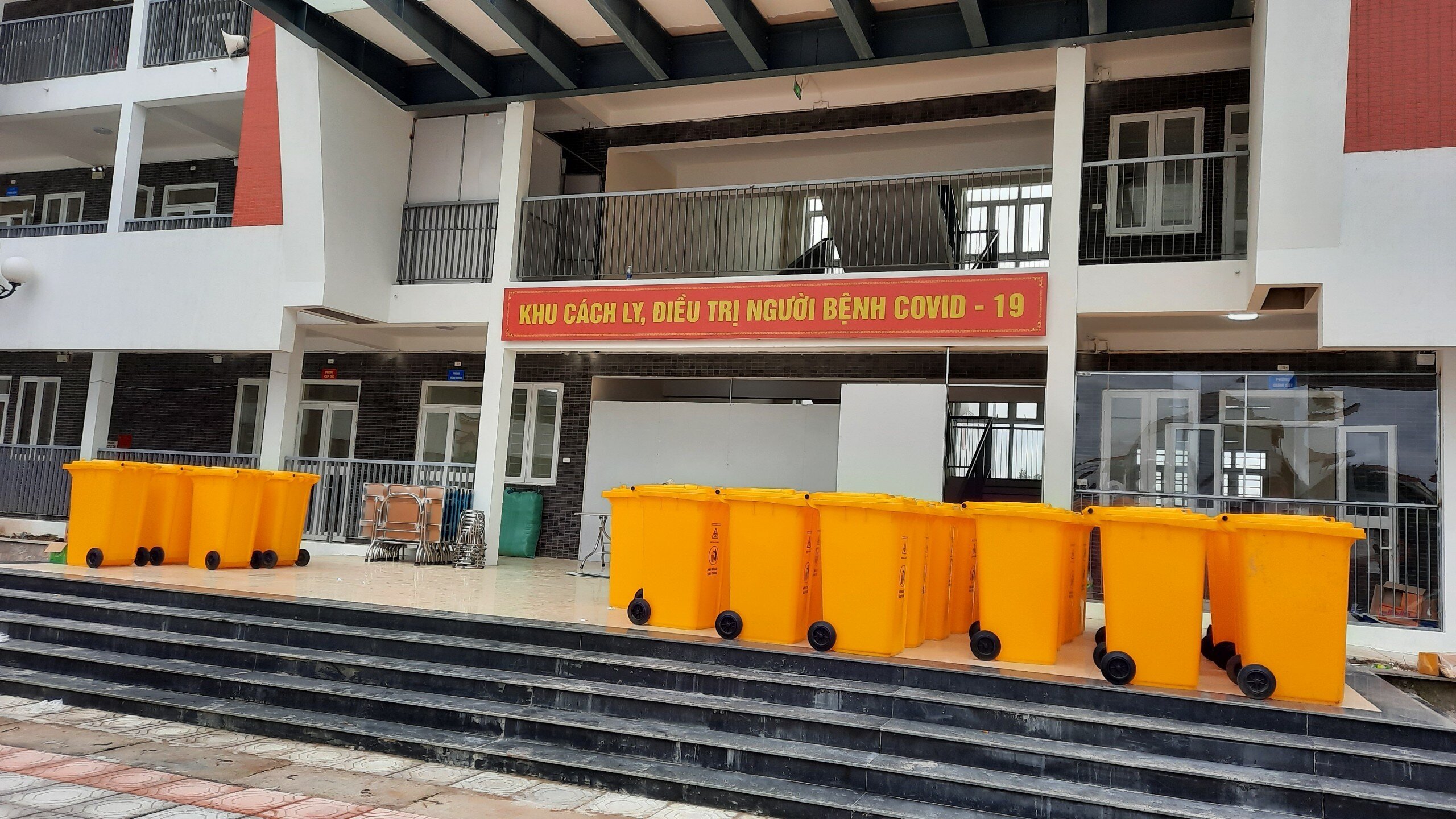 Những th&ugrave;ng r&aacute;c chuy&ecirc;n dụng đ&atilde; được đưa đến điểm thu dung F0 n&agrave;y để sẵn s&agrave;ng phục vụ qu&aacute; tr&igrave;nh hoạt động.