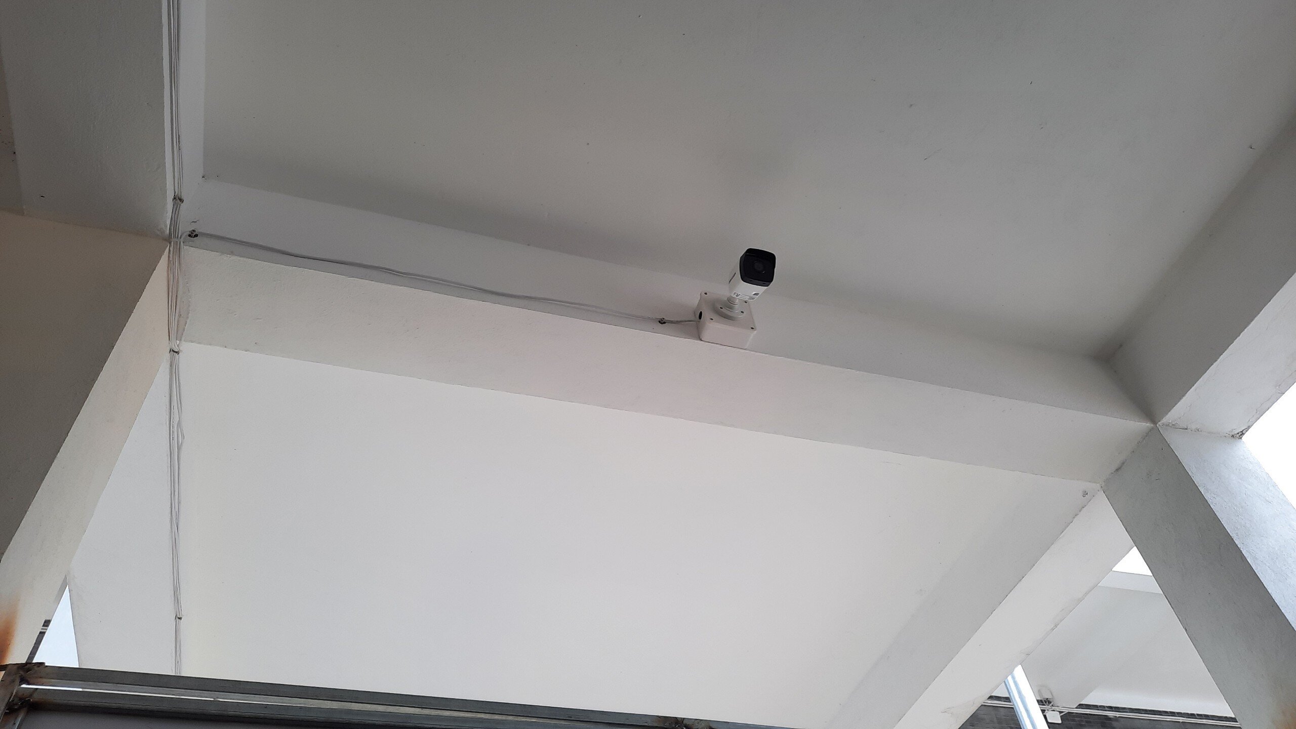 Vị tr&iacute; lắp đặt camera l&agrave; h&agrave;nh lang, khu vực tường bao, cổng ch&iacute;nh để quản l&yacute; chặt người ra v&agrave;o tại cơ sở thu dung F0 Covid-19.