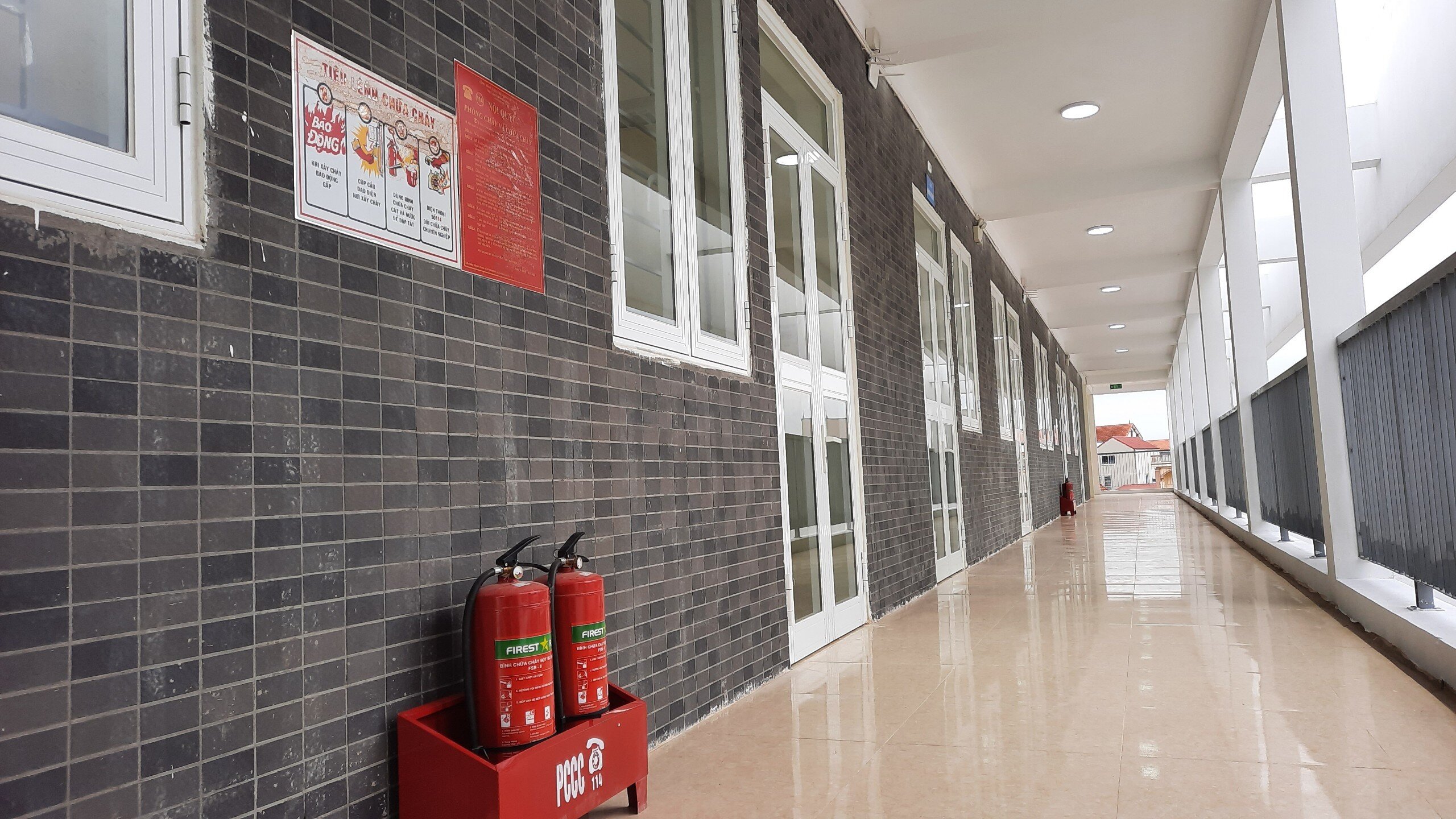 Hệ thống ph&ograve;ng ch&aacute;y chữa ch&aacute;y cũng được lắp đặt tại đ&acirc;y nhằm bảo đảm ph&ograve;ng ch&aacute;y chữa ch&aacute;y theo quy định.