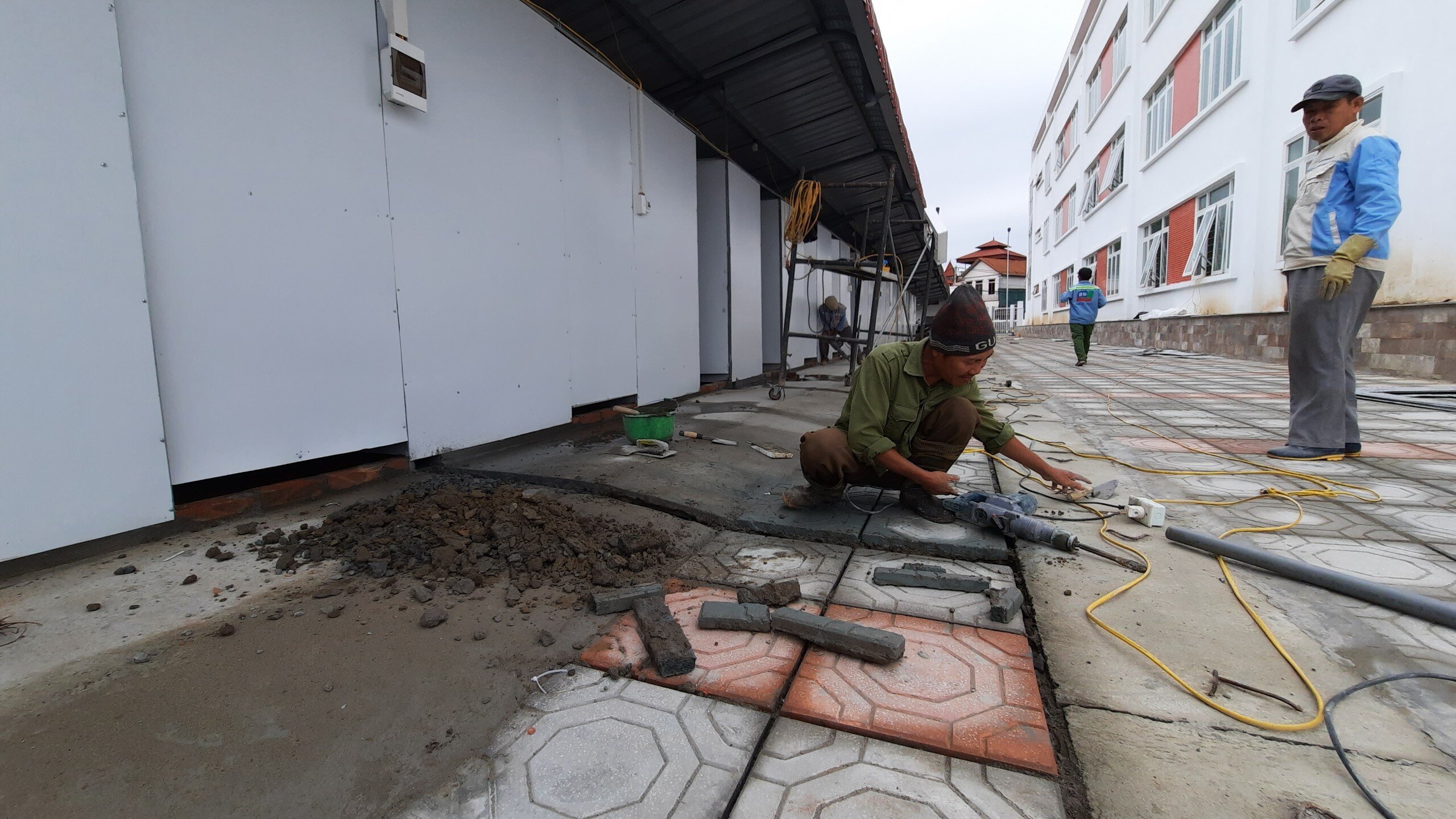 S&aacute;ng nay (22/11), PV B&aacute;o Giao th&ocirc;ng c&oacute; mặt tại trường THCS x&atilde; Tiền Y&ecirc;n, ghi nhận kh&ocirc;ng kh&iacute; l&agrave;m việc khẩn trương của c&aacute;c c&ocirc;ng nh&acirc;n nhằm đưa cơ sở thu dung F0 n&agrave;y đi v&agrave;o hoạt động đ&uacute;ng thời điểm dự kiến.